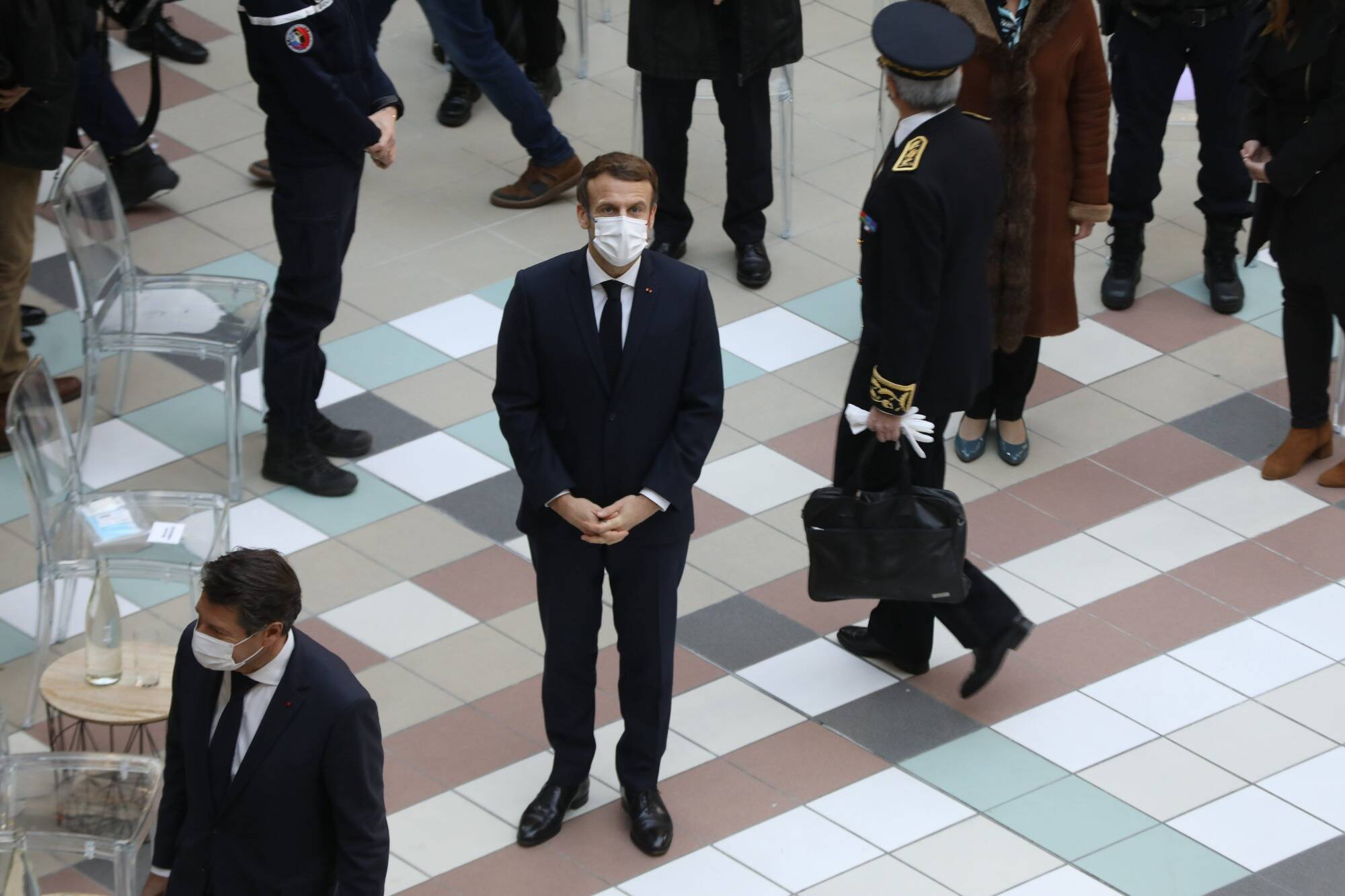 "Le chemin est long avant un retour à la vie tranquille": Emmanuel Macron évoque à Nice la crise de la Covid-19