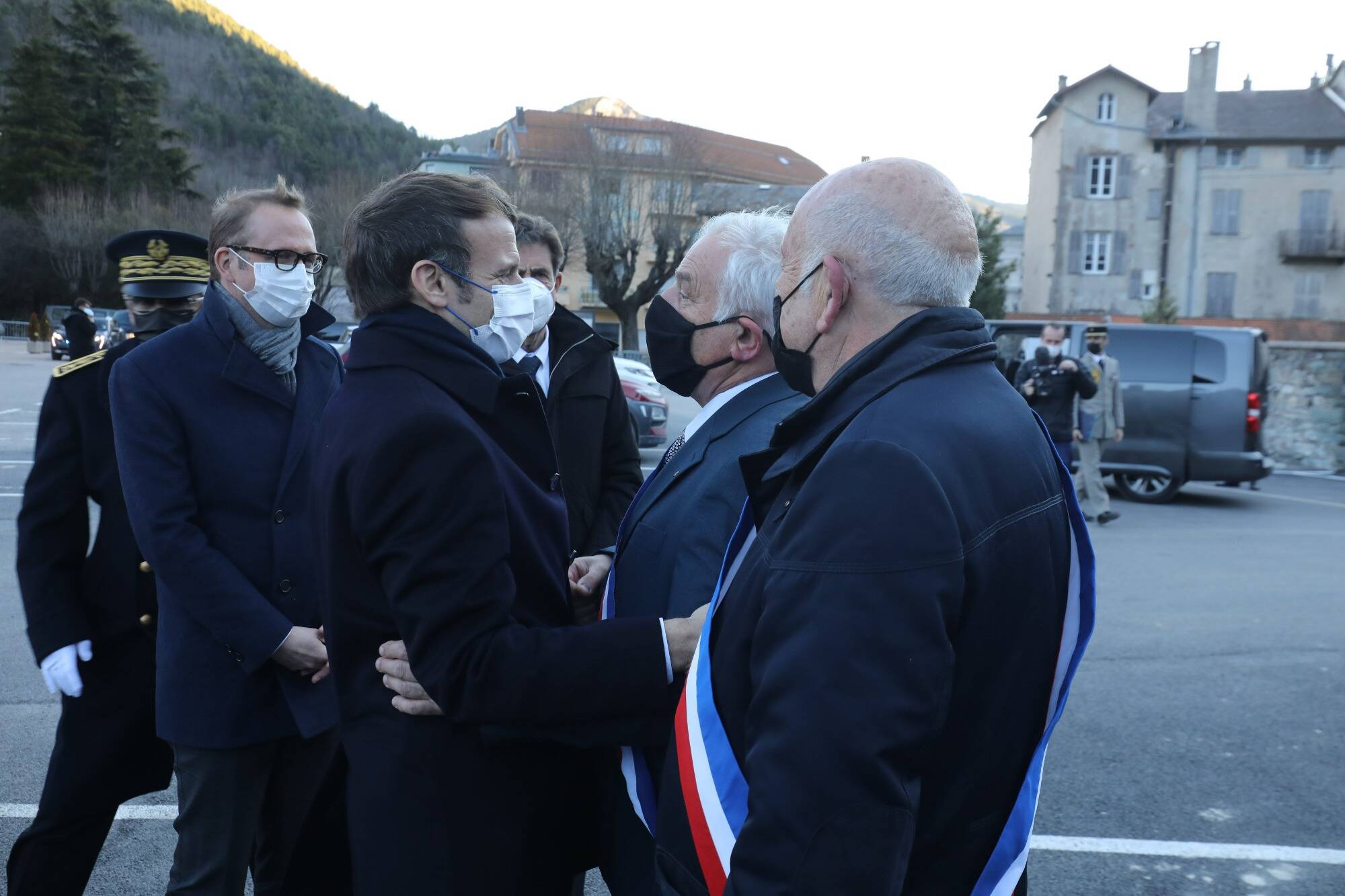 "On compte sur vous": l'émotion du maire de Tende face à Emmanuel Macron en visite dans la Roya