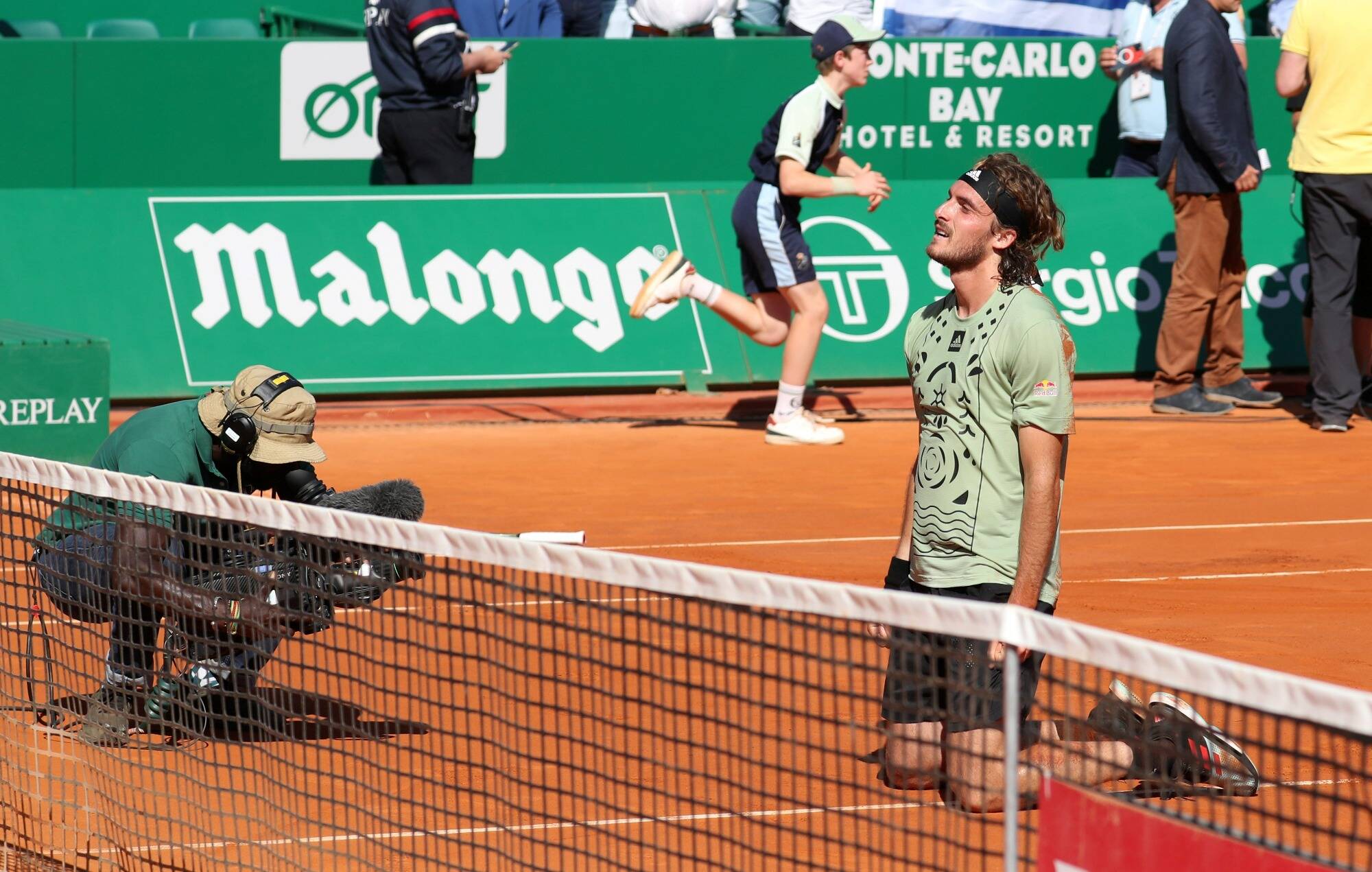 Excédé par une spectatrice qui imite un insecte, le tennisman Stefanos Tsitsipas interrompt son match