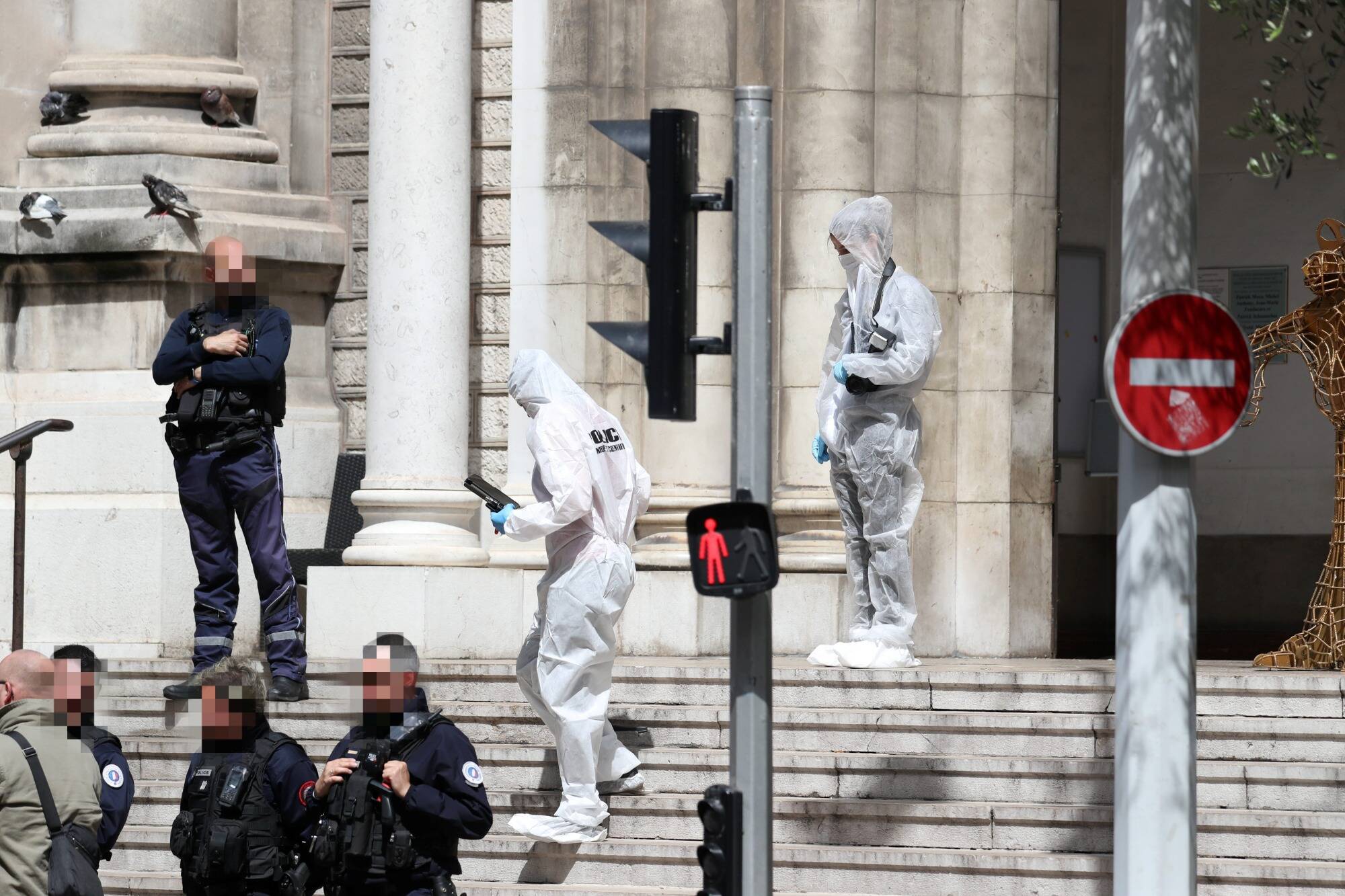 Il avait attaqué au couteau un curé et une soeur dans une église à Nice: l'auteur mis en examen et écroué à la sortie de l'hôpital psychiatrique