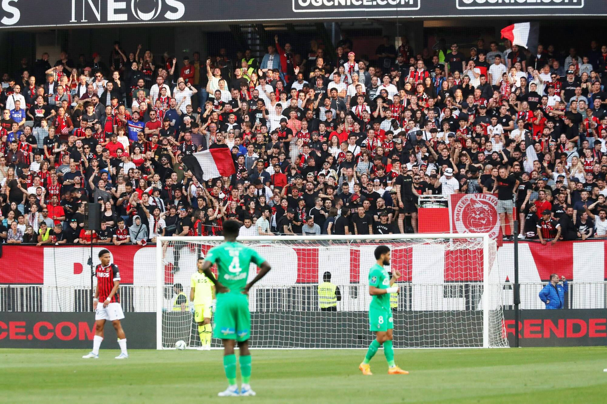 Chant sur la mort d'Emiliano Sala: l'OGC Nice met fin à l'abonnement du capo de la Populaire Sud et porte plainte contre X
