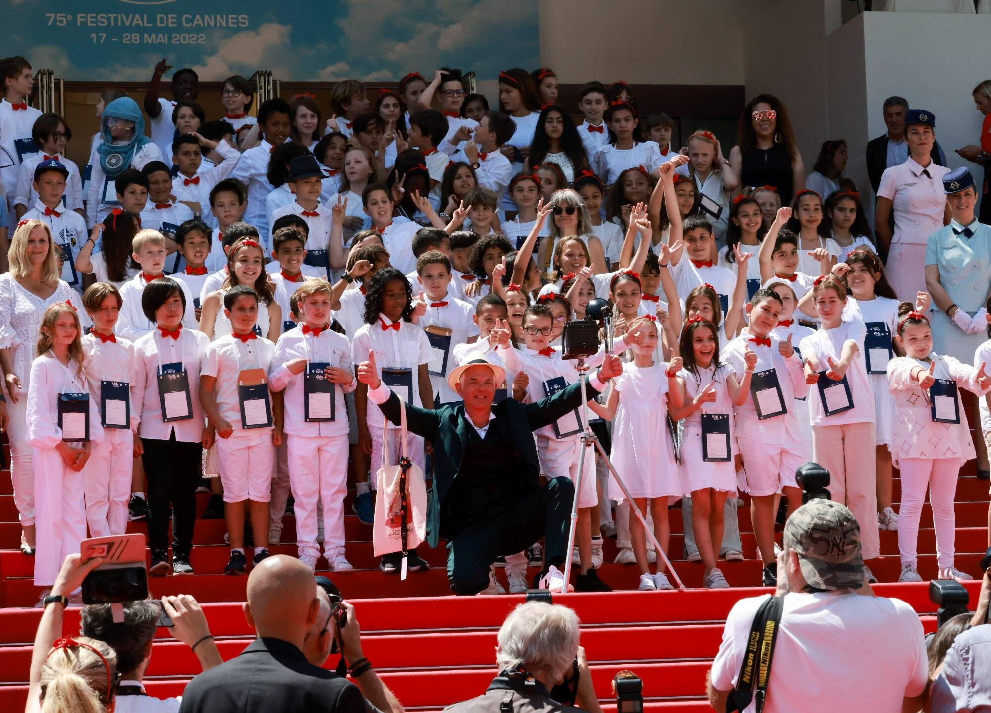 Cannes 2022: vent de fraîcheur sur la Croisette, les écoliers cannois ont monté les marches pour "Le Petit Nicolas"