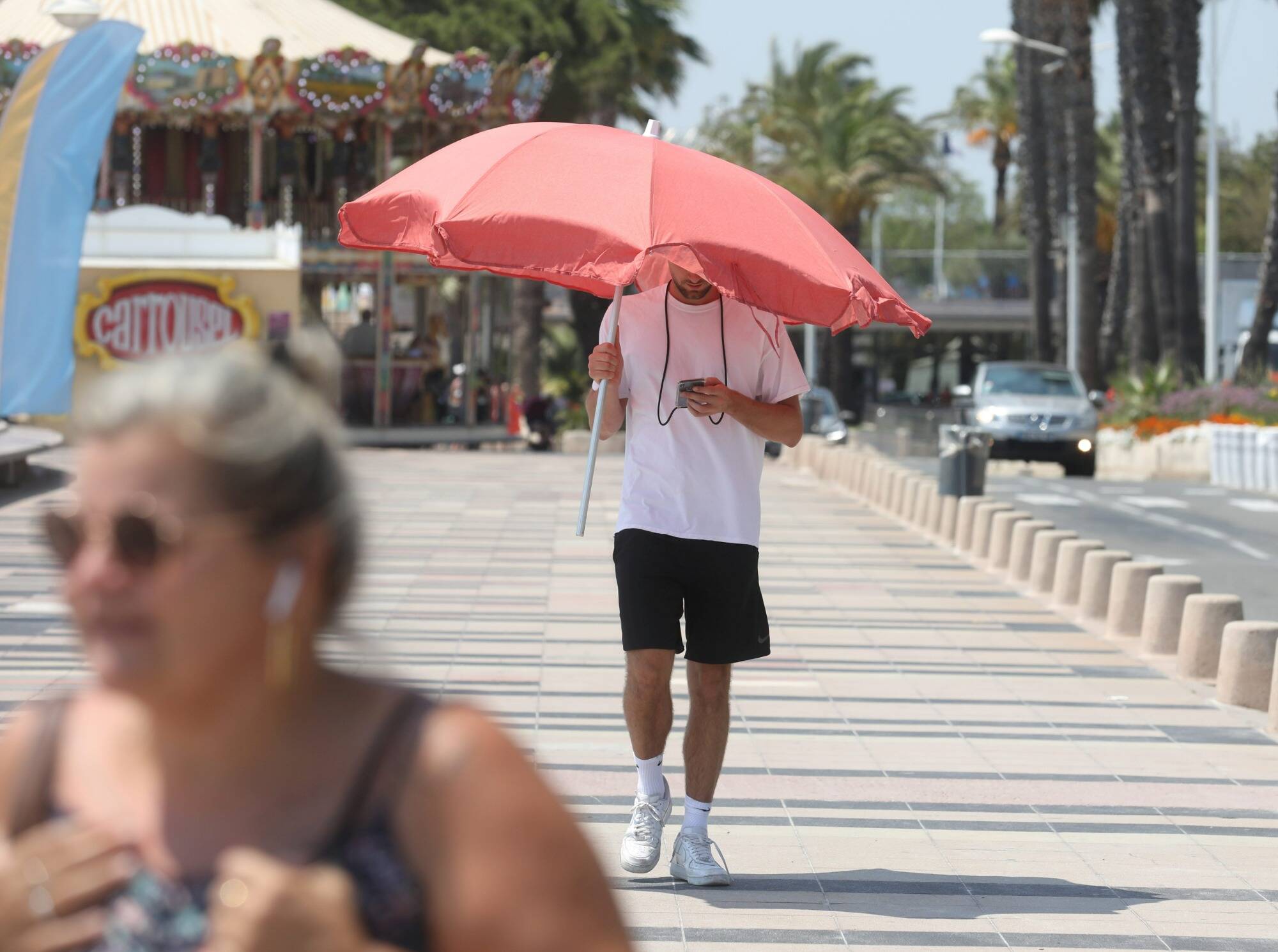Ai-je le droit de m'habiller en short ou d'aménager mes horaires en période de canicule? On fait le point sur les droits des salariés