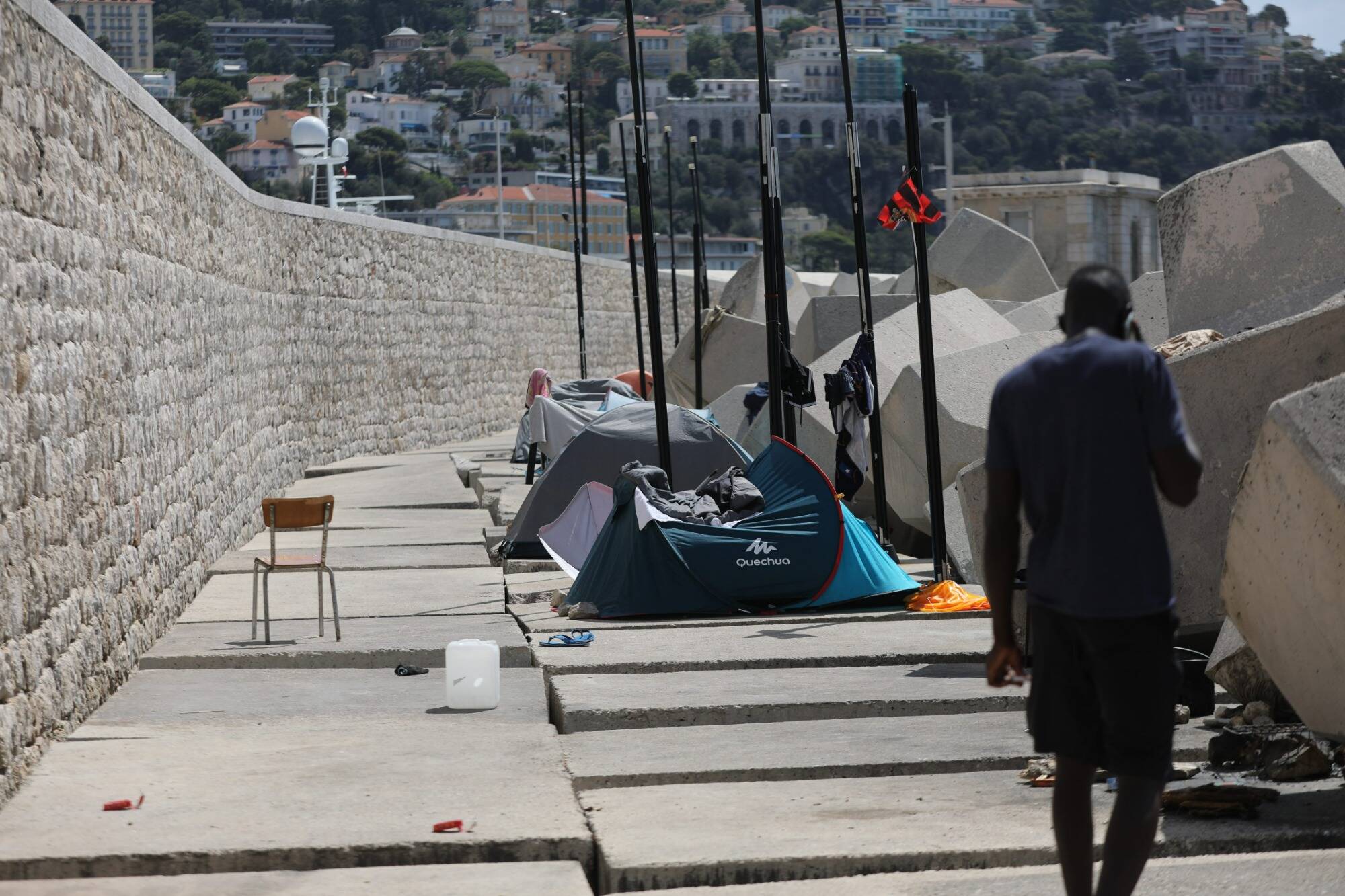 "Tu crois qu'on est heureux ici? On crève comme des chiens!": reportage au campement illégal du port de Nice qui doit être démantelé d'ici 48 heures