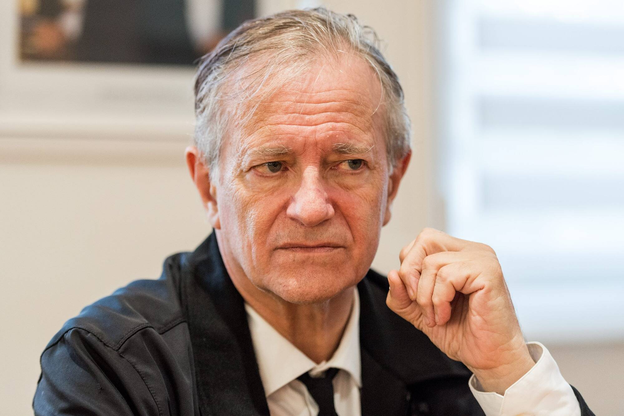 "J'avais un couteau sur mon cou": ému aux larmes, Francis Huster raconte avoir été violé à l'âge de 10 ans