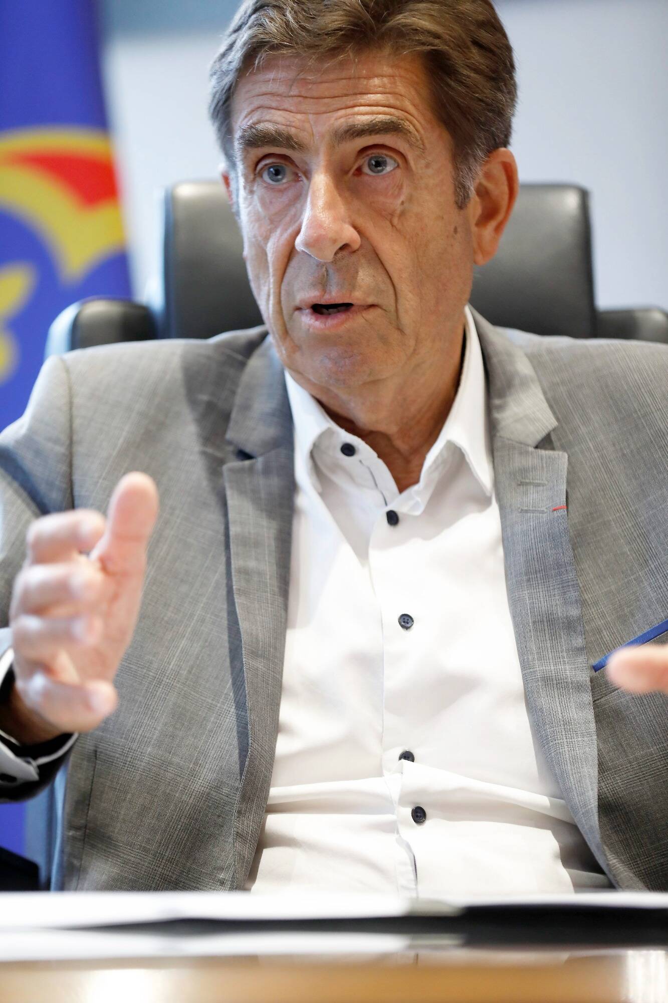 "Le Département a créé une flamme qui sort de l'eau sans pollution chimique": Charles Ange Ginésy dévoile les coulisses du passage de la flamme olympique dans les Alpes-Maritimes