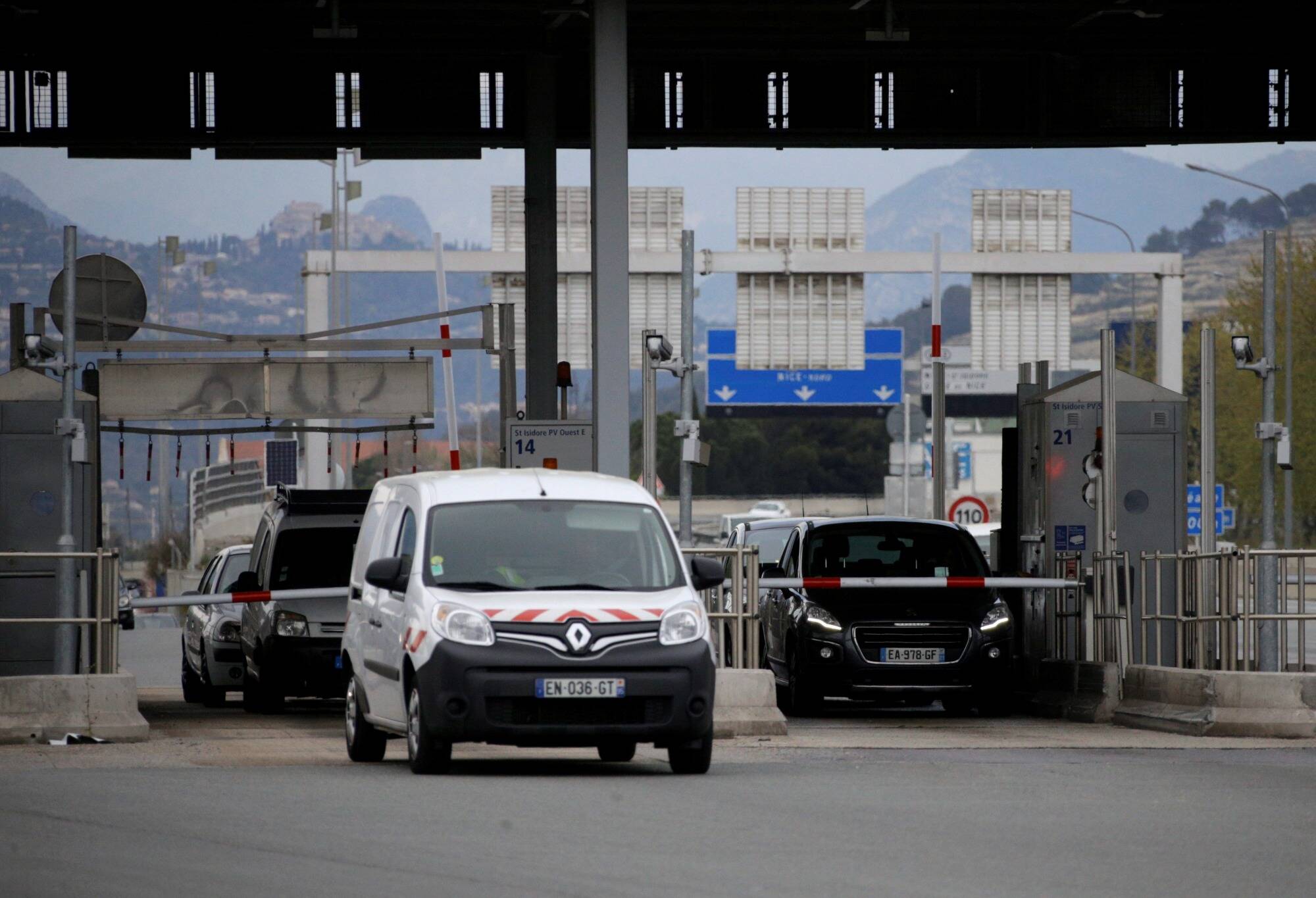 Péage de Saint-Isidore saturé, entrée n°50 Nice ouest interdite: un accident perturbe fortement la circulation sur l'A8 en direction de Cannes