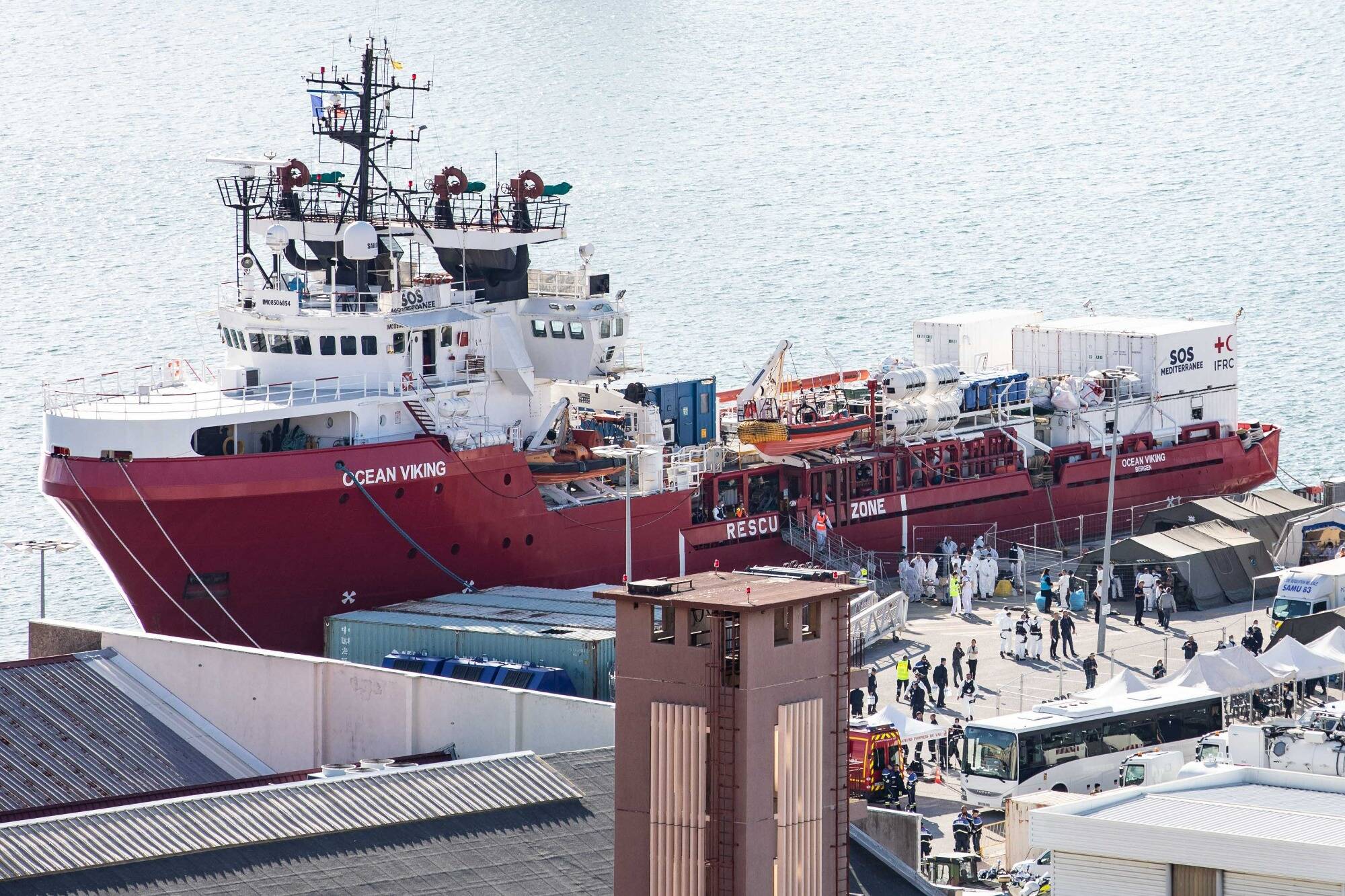 Politique migratoire de la France: ce que dit le rapport de la Cour des comptes sur l'accueil de l'Ocean Viking en 2022 à Toulon