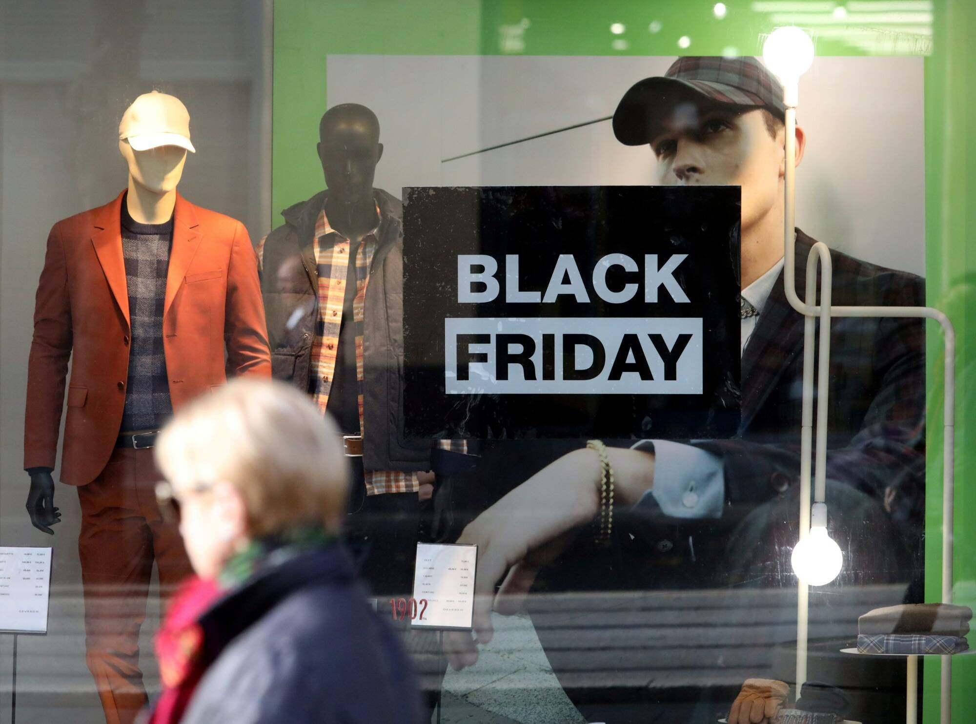 Prix gonflés, réductions douteuses... les fausses bonnes affaires du Black Friday dénoncées par une association