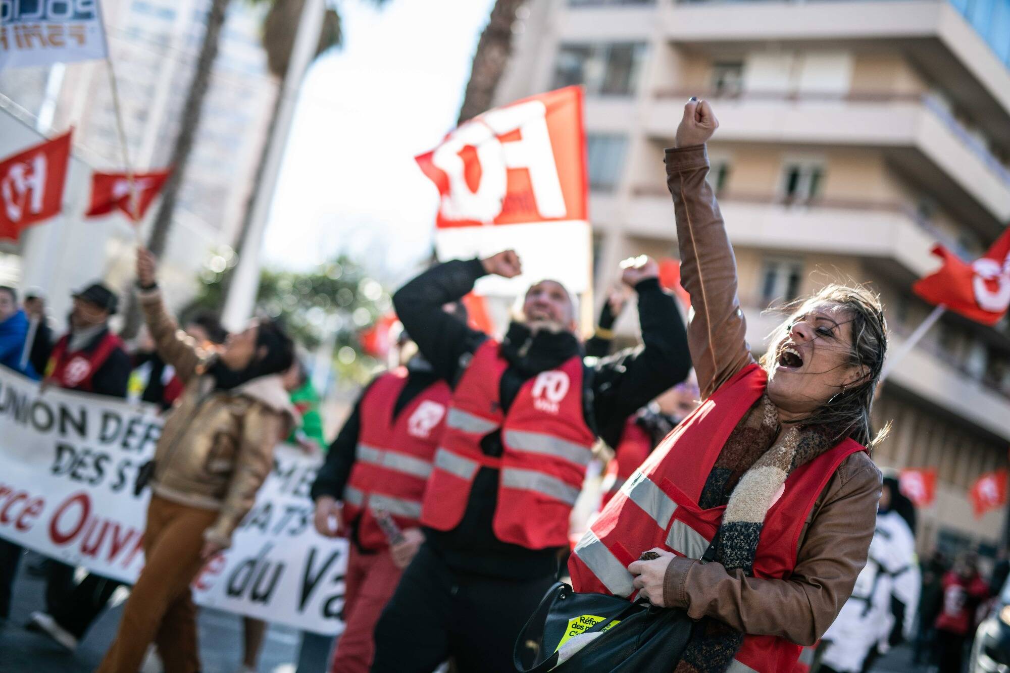 Grève du 7 mars: des cortèges "interminables" à Nice et Toulon, les expéditions de carburants bloquées... Suivez la mobilisation en direct