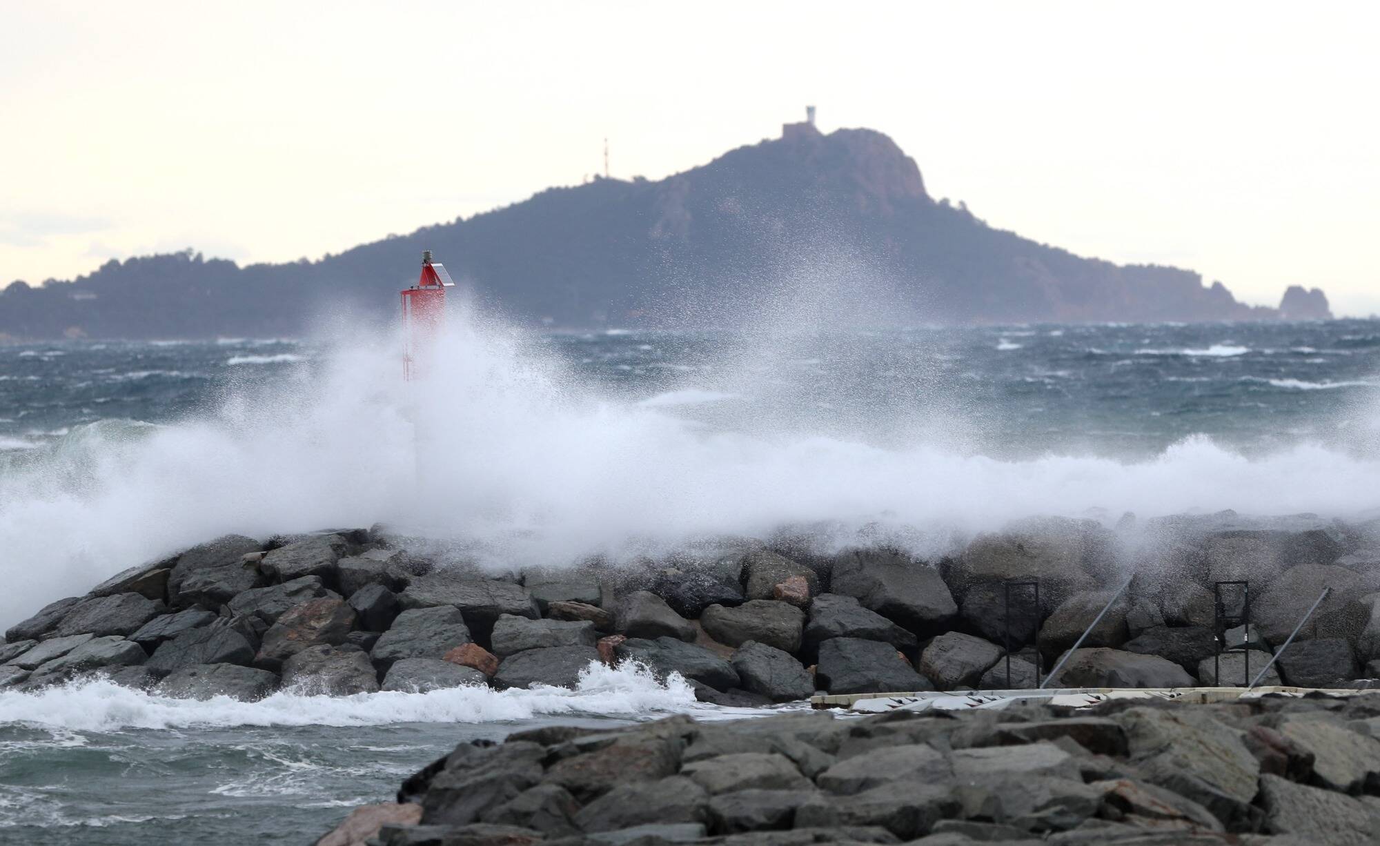 Les Alpes-Maritimes en vigilance rouge, 12 départements en alerte... On fait le point sur la "tempête Aline" qui va balayer la France à partir de ce jeudi soir