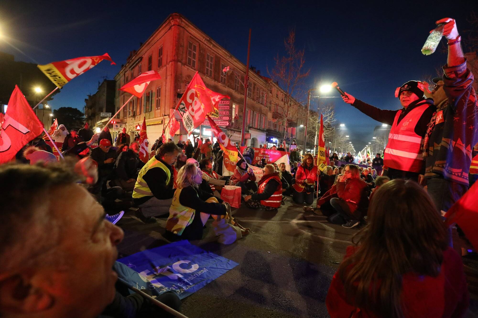 Retraites: les manifestants envahissent les rails de la gare de Toulon, le gouvernement tente d'éteindre l'incendie causé par le 49.3... suivez notre direct