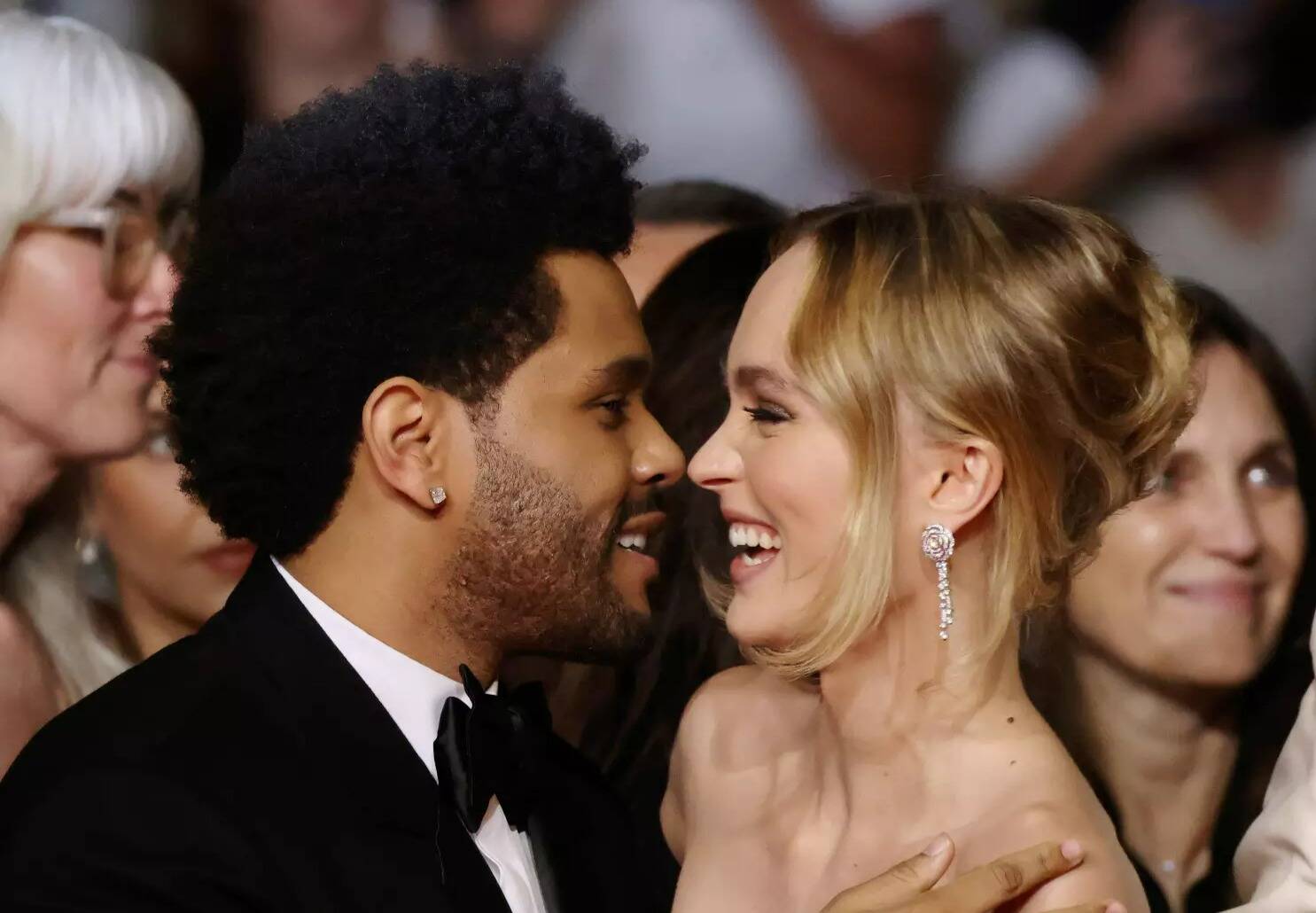The Weeknd et Lily-Rose Depp intimes sur le tapis rouge du 76e Festival de Cannes pour présenter "The Idol"
