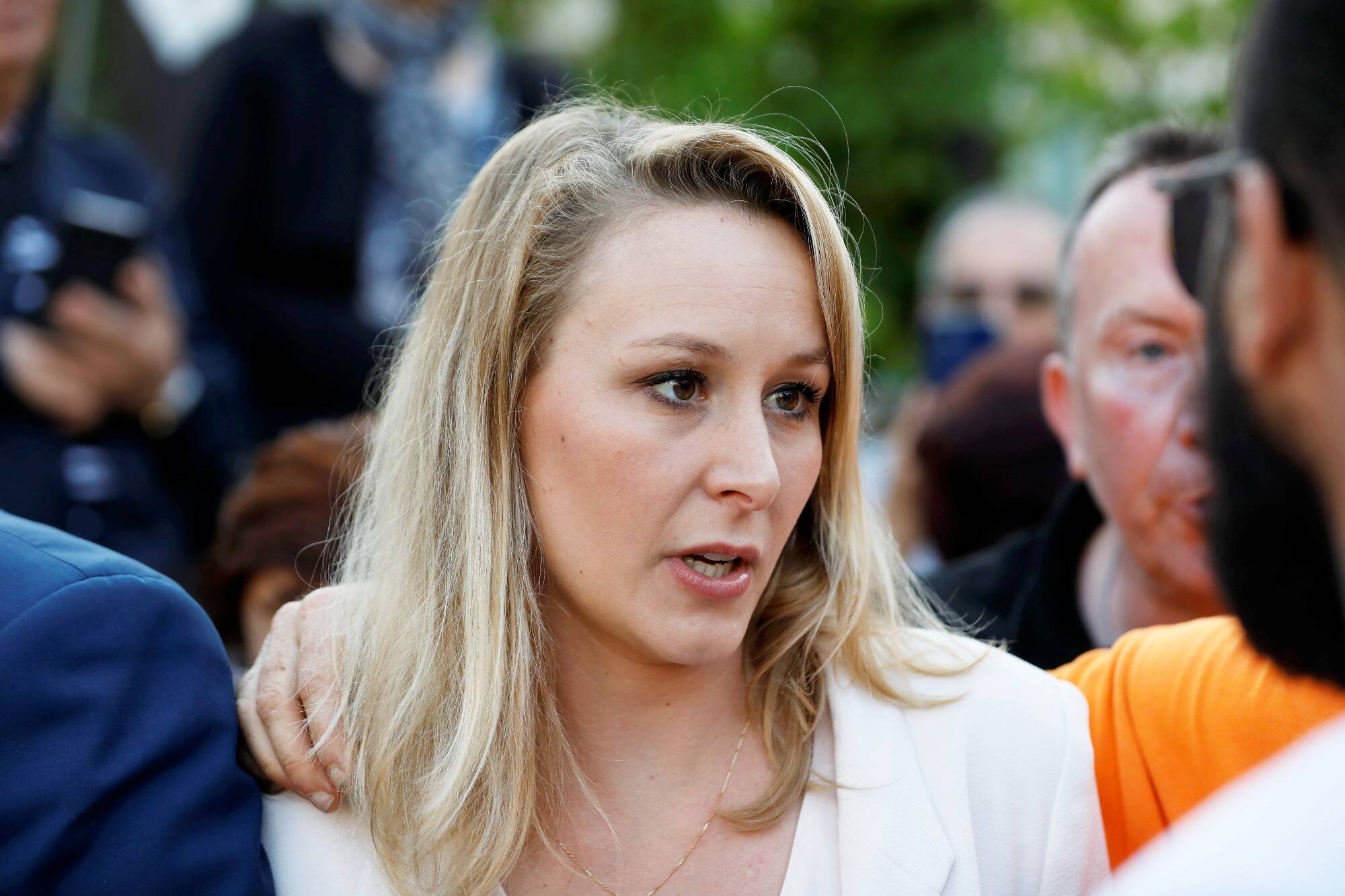 "Nous avons vu la mort": Marion Maréchal et son mari hospitalisés après un violent accident de voiture en Italie