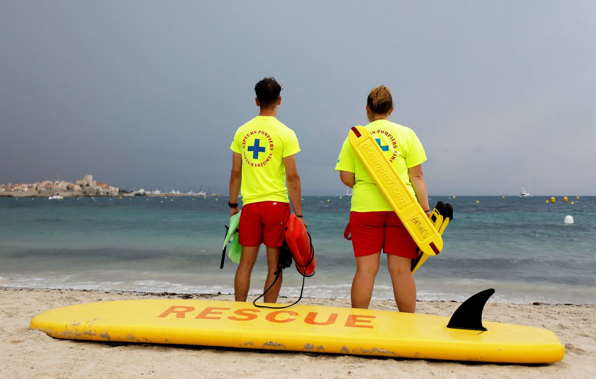 Sans brassards et loin de ses parents, un enfant de deux ans échappe de peu à la noyade sur une plage azuréenne