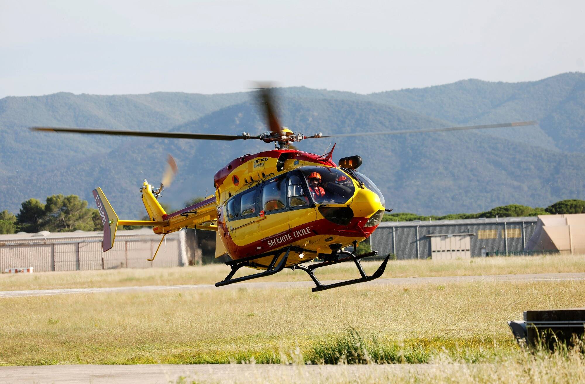 Une femme de 21 ans évacuée après une chute de 10 mètres à Bagnols-en-Forêt