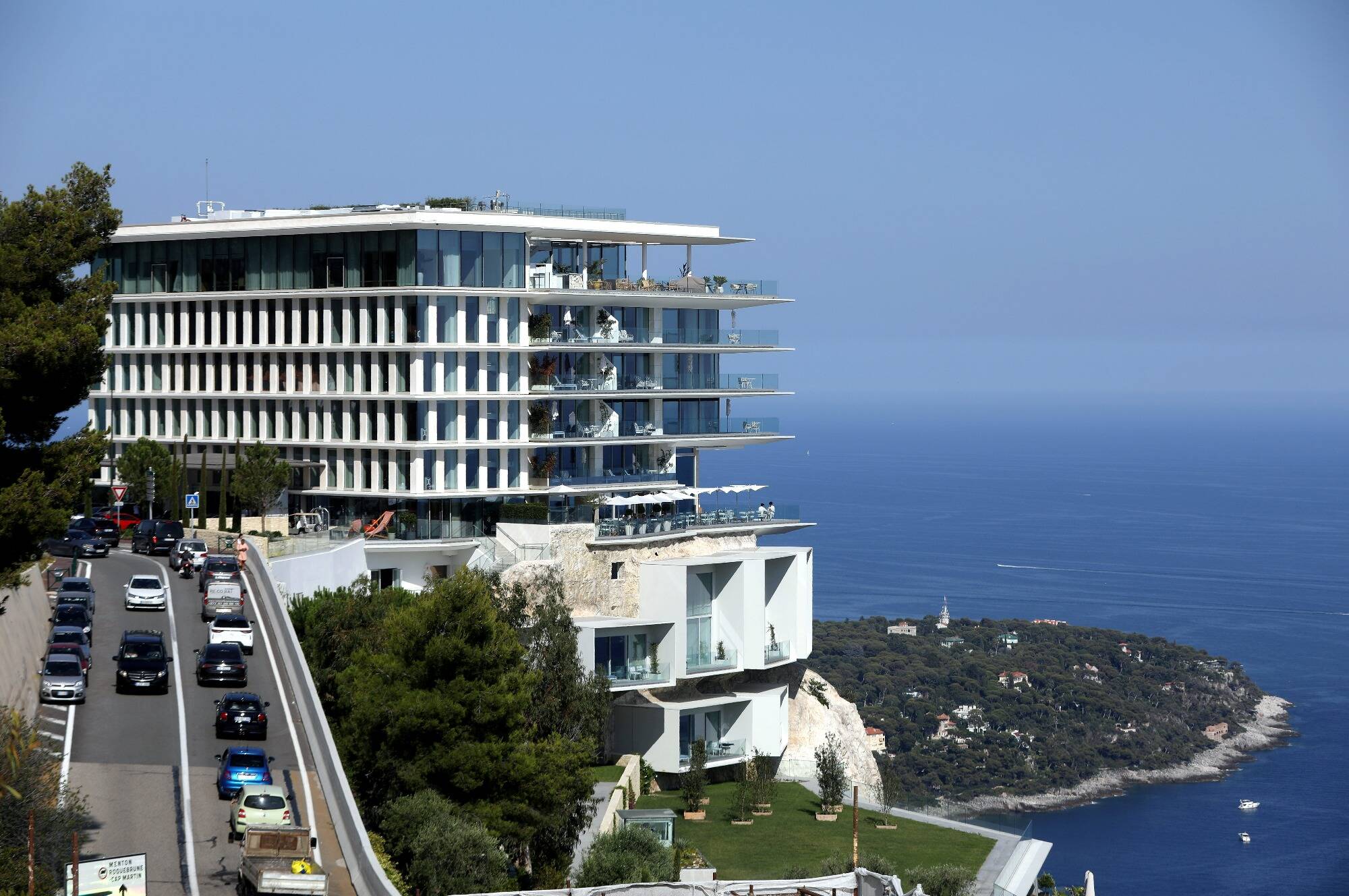 Une femme enceinte légèrement blessée à Beausoleil après un choc frontal sur la route