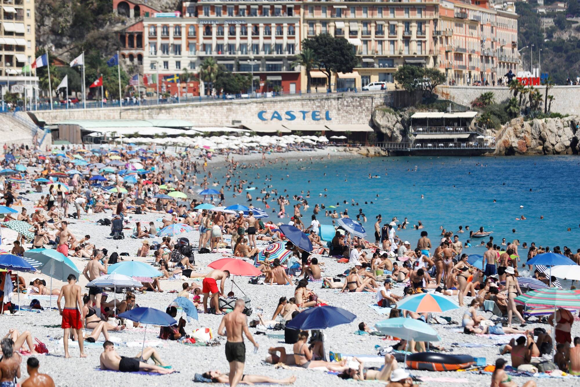 Vous vous êtes baigné à la plage à Nice ce mardi? L'eau de la Mer Méditerranée n'a jamais été aussi chaude