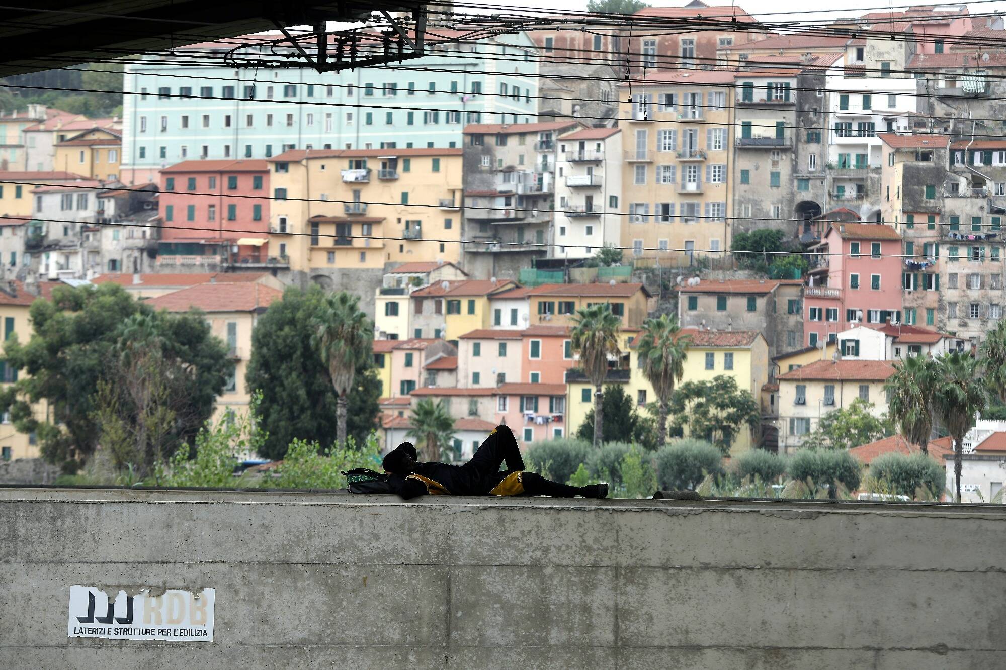 "Je suis fatigué, c'est impossible de passer la frontière": récit d'une journée passée avec les migrants bloqués à Vintimille