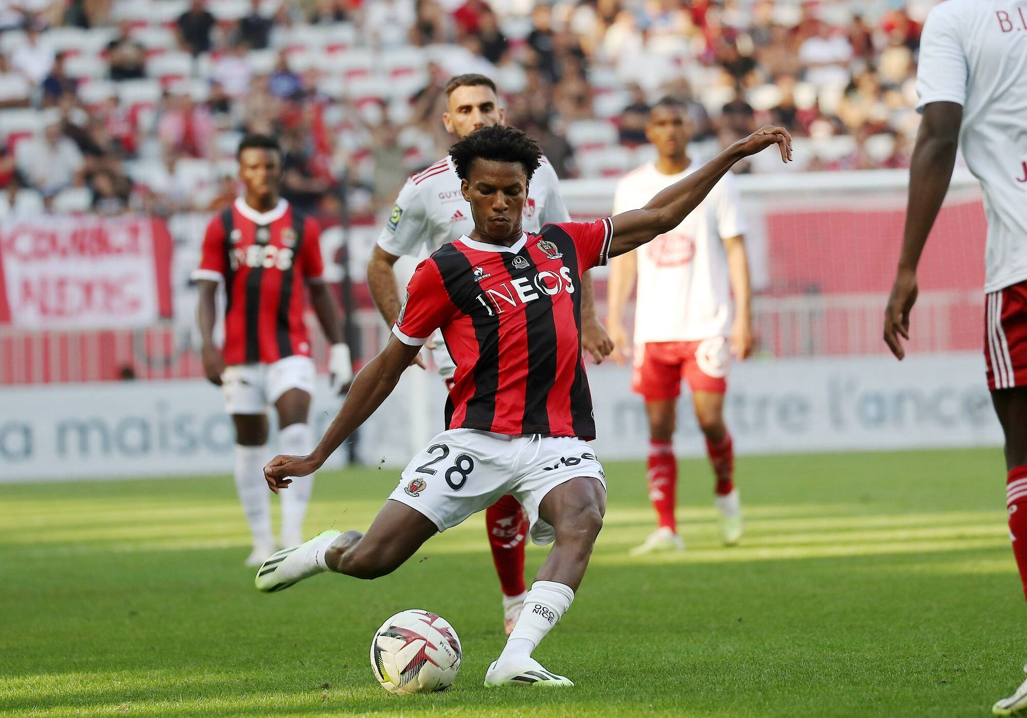 Le milieu de l'OGC Nice Hicham Boudaoui blessé et absent plusieurs semaines