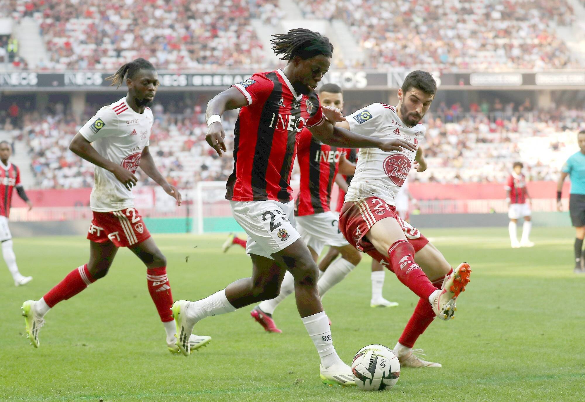 Le défenseur de l'OGC Nice Jordan Lotomba vers le Feyenoord Rotterdam