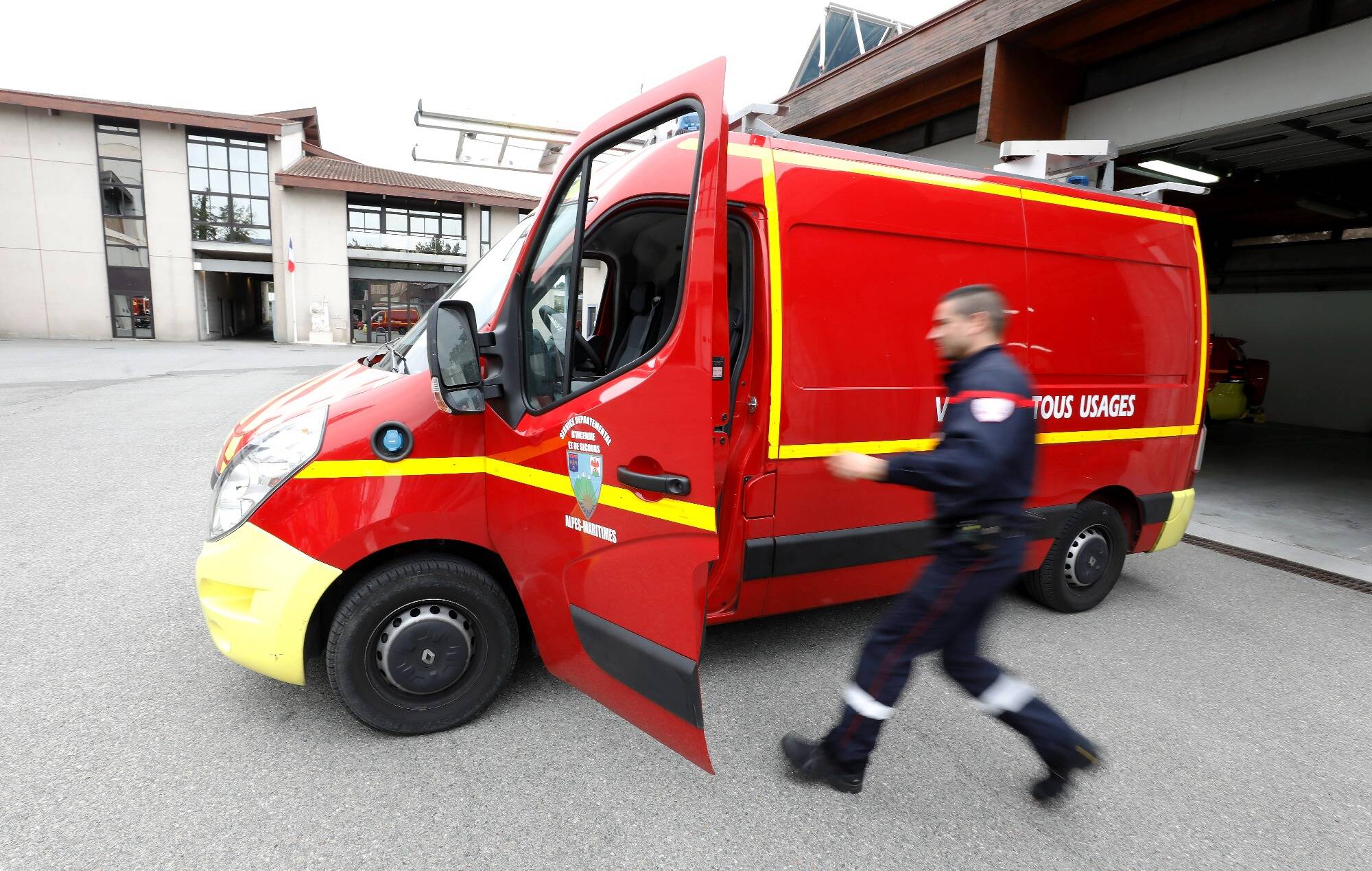Impressionnant accident entre 5 voitures en face d'un restaurant de Tanneron, la circulation perturbée