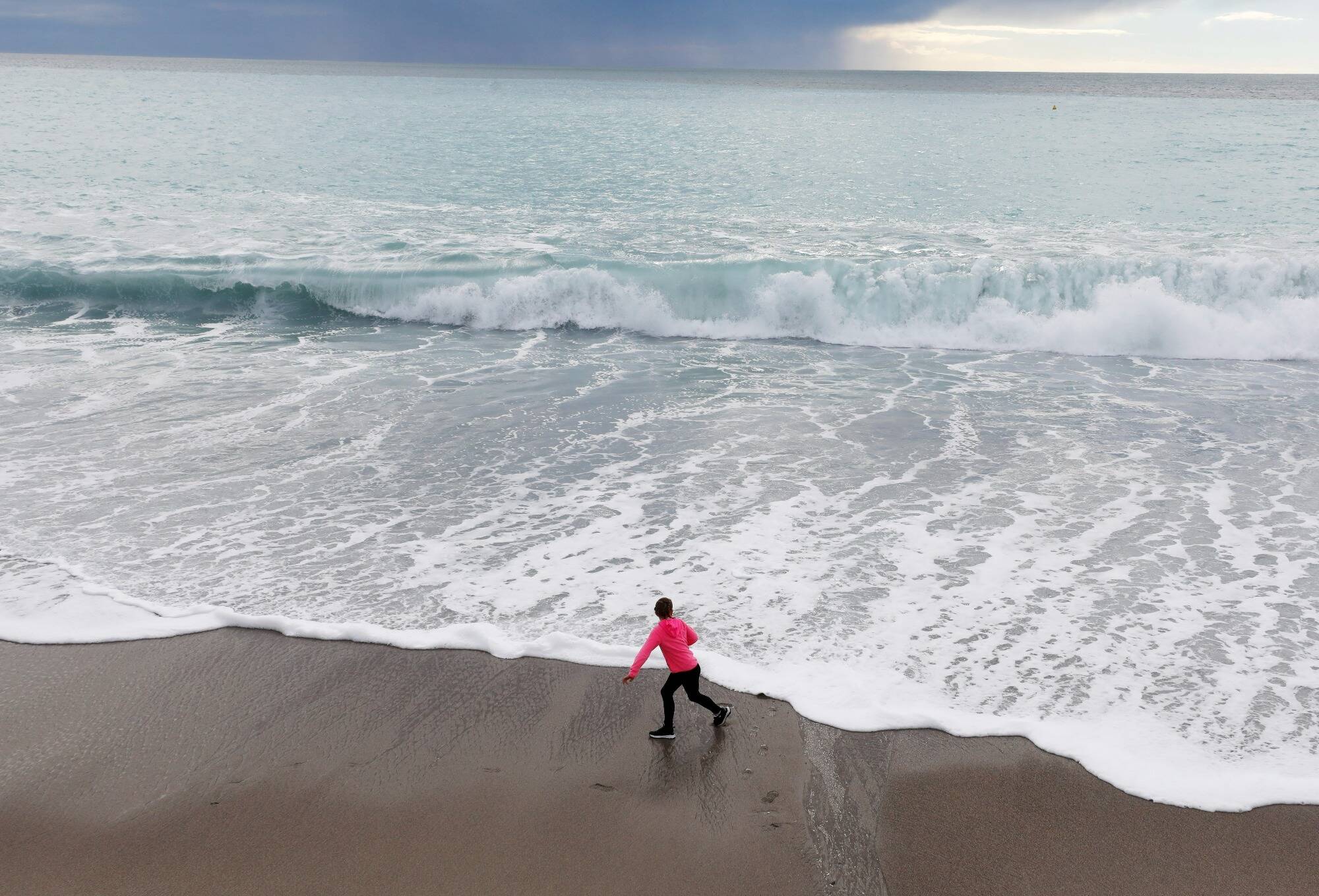 La balade en amoureux vire au drame: un couple de vacanciers pris au piège par la marée