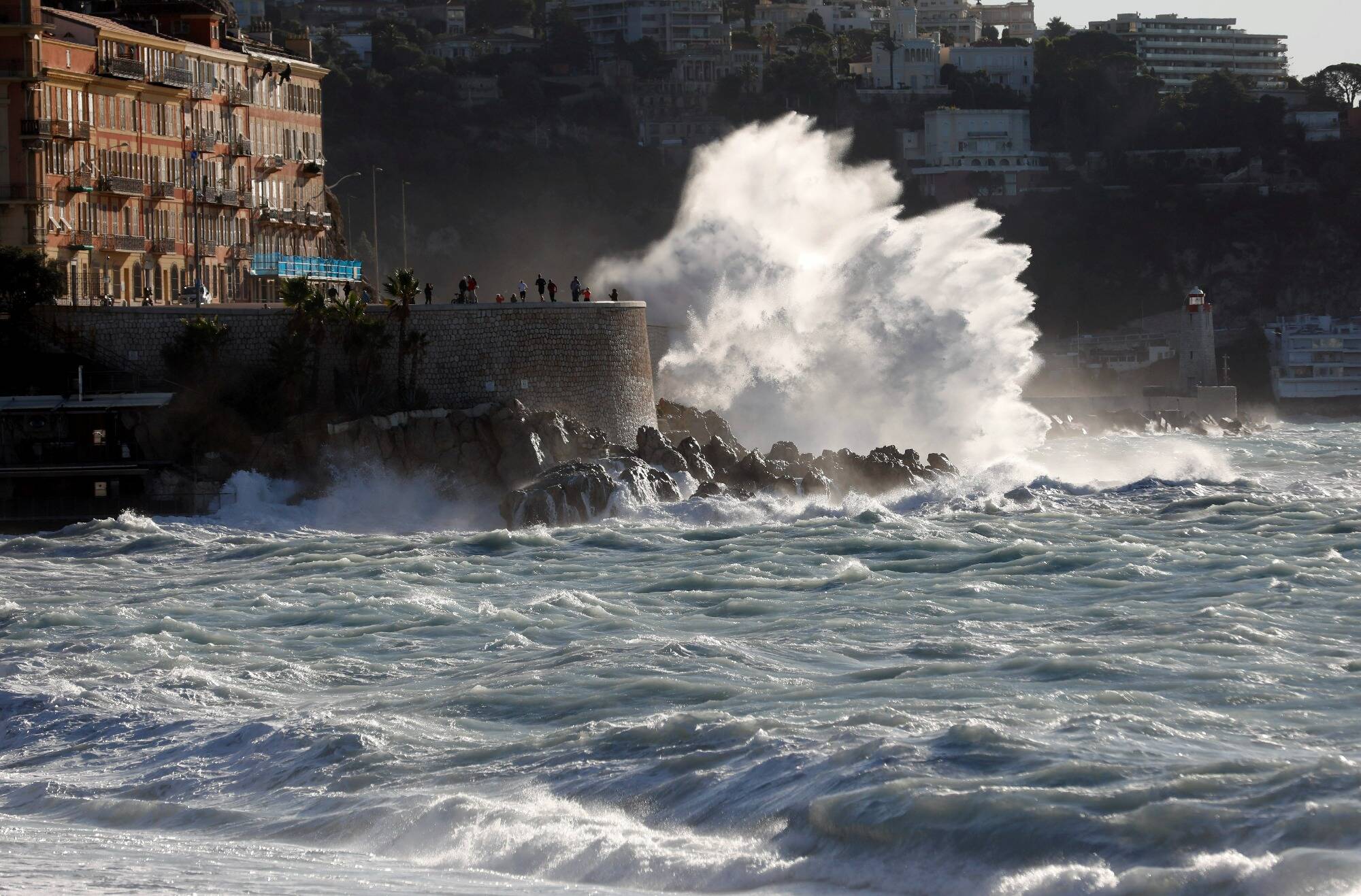 Houle et vagues dangereuses sur la Côte d'Azur ce mardi, l'appel à la vigilance de la préfecture des Alpes-Maritimes