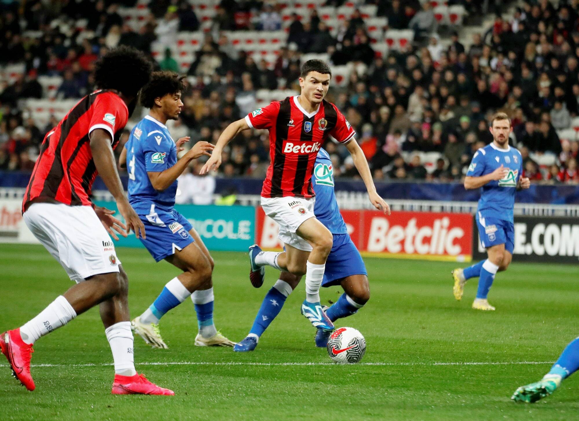 Le milieu défensif de l'OGC Nice Reda Belahyane en route pour le Hellas Vérone