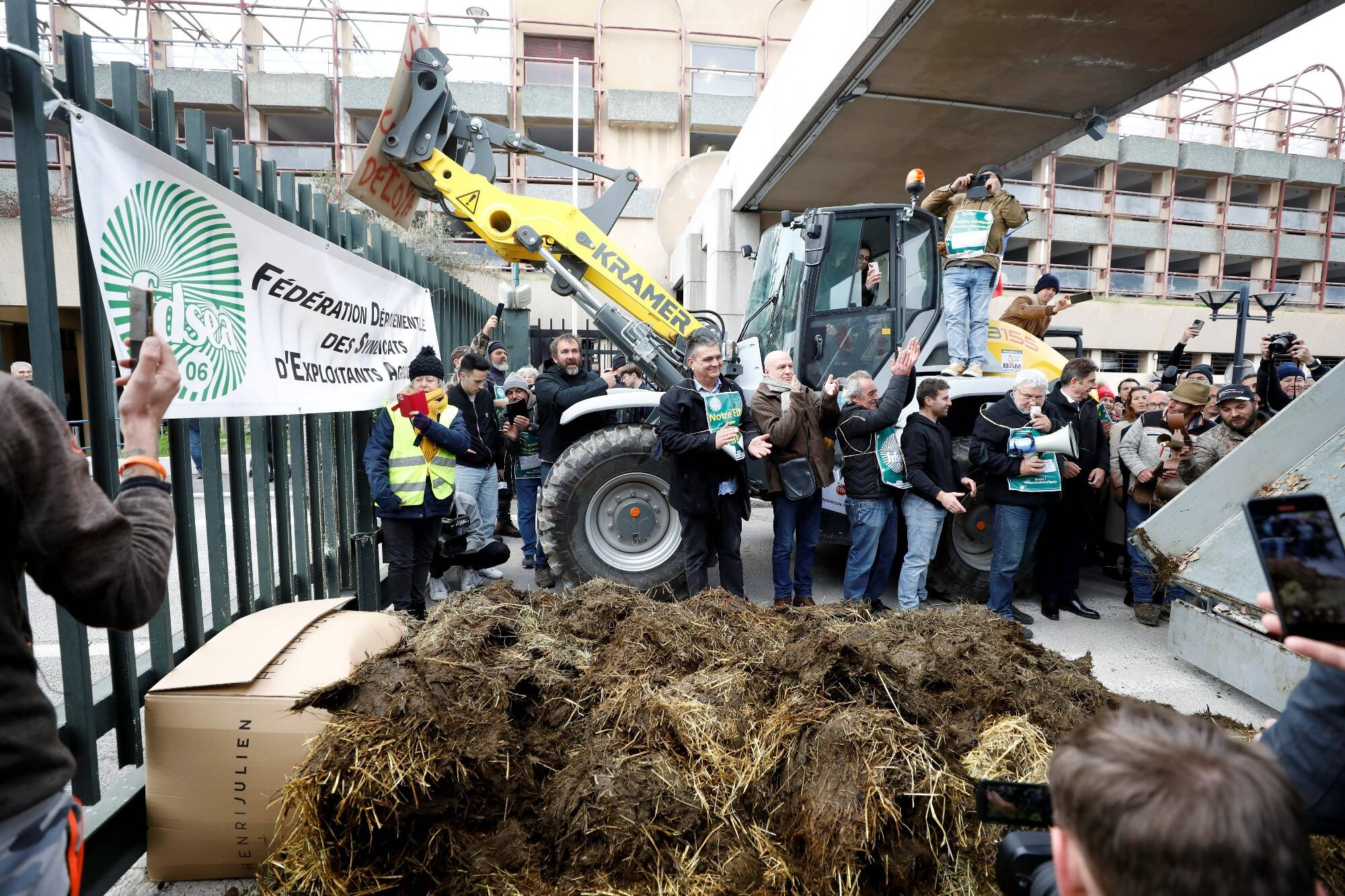 Colère des agriculteurs: les 10 photos marquantes de la manifestation à Nice