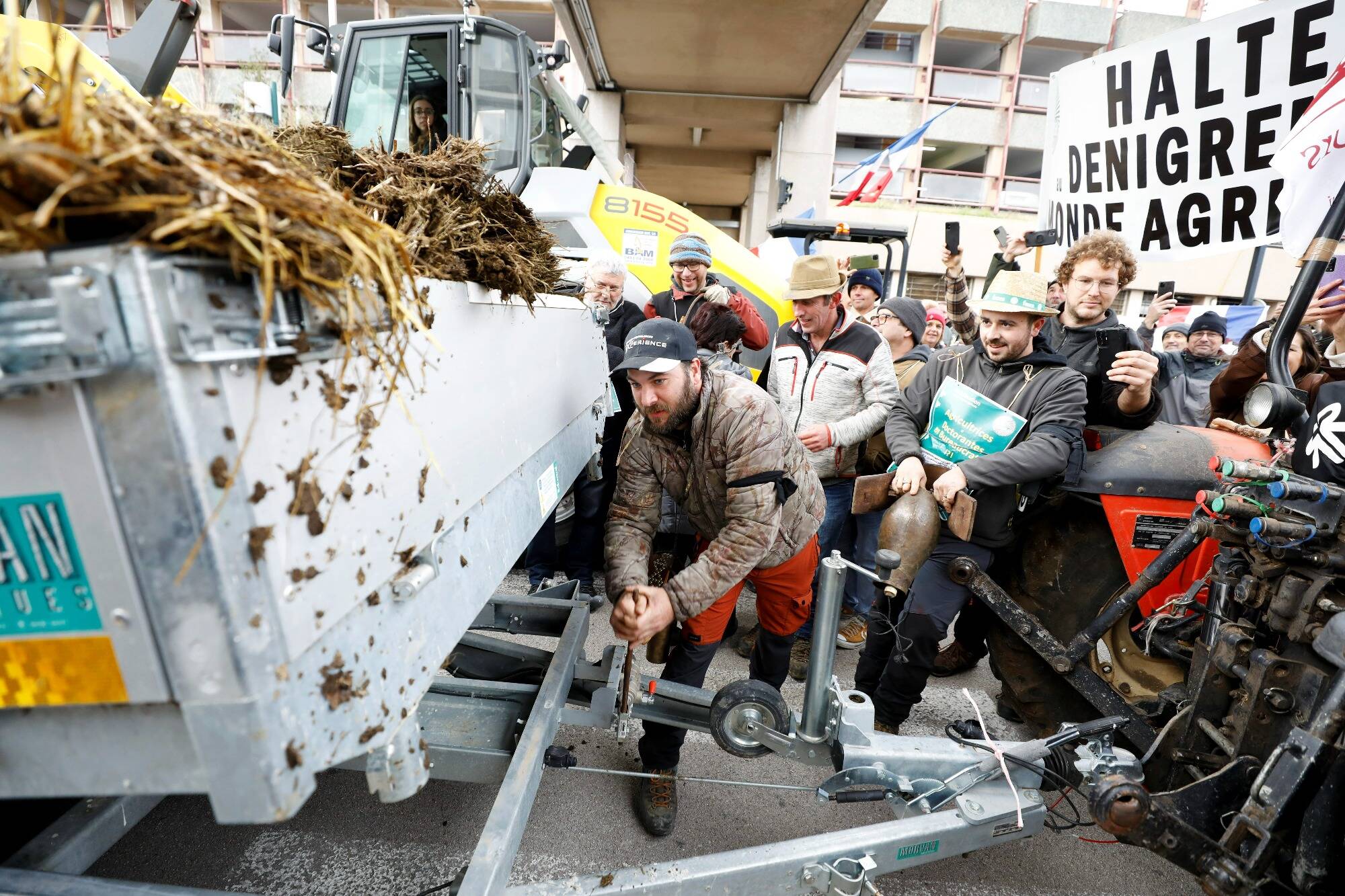 Colère des agriculteurs en direct: le bureau des douanes incendié à Nîmes, la FNSEA appelle à poursuivre les blocages