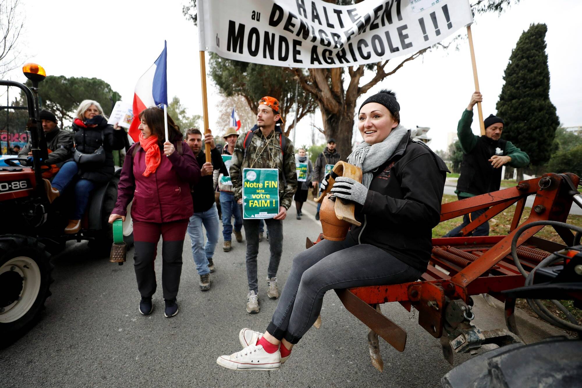 Colère des agriculteurs en direct: la FNSEA appelle "au calme et à la détermination", important dispositif de sécurité autour de Pariss ce lundi