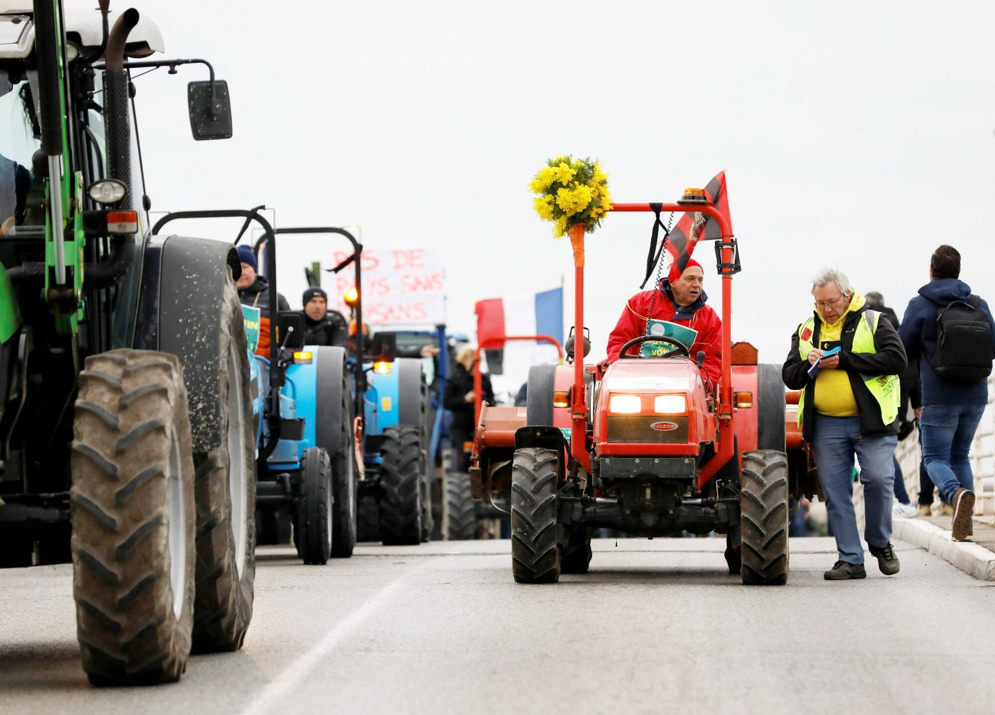 Fin de la hausse du GNR, aide à la filière bio, pression sur les industriels... Ce qu'il faut retenir des "dix mesures de simplification immédiates" annoncées par Gabriel Attal aux agriculteurs