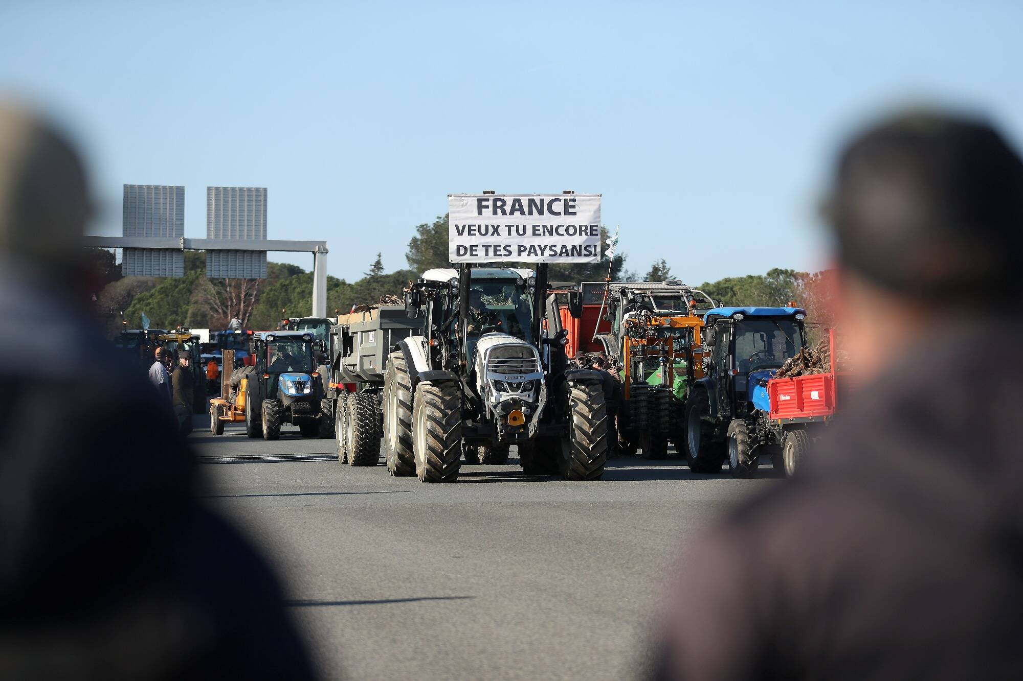 Colère des agriculteurs: les 7 images marquantes du blocage à la barrière de péage du Capitou sur l'autoroute A8