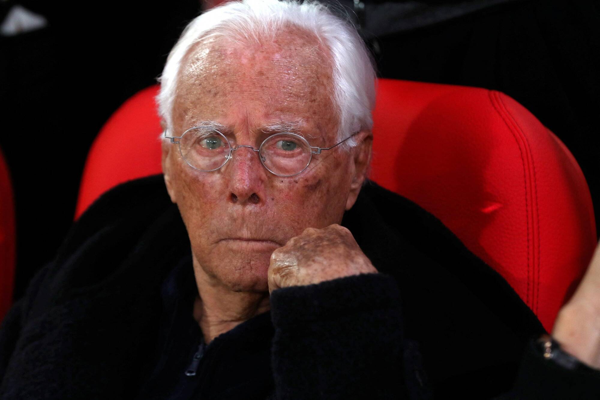 Une chapelle ardente, des centaines de personnes présentes, une ville en deuil... Milan rend hommage au "roi" Giorgio Armani, mort jeudi à l'âge de 91 ans