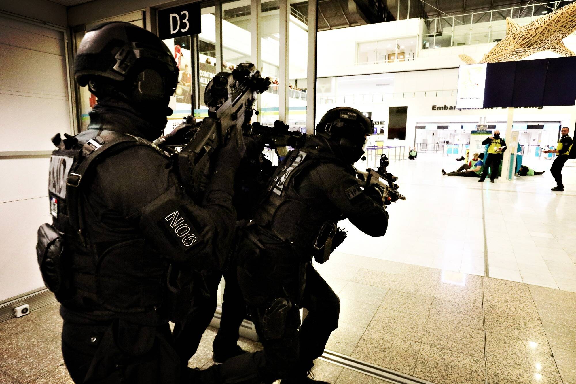 Exercice attentat et tuerie de masse: le récit en images d'une nuit d'horreur à l'aéroport de Nice