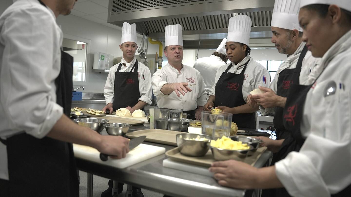 Les futurs commis de cuisine apprennent les bases du métier auprès du chef Eric Sikora.