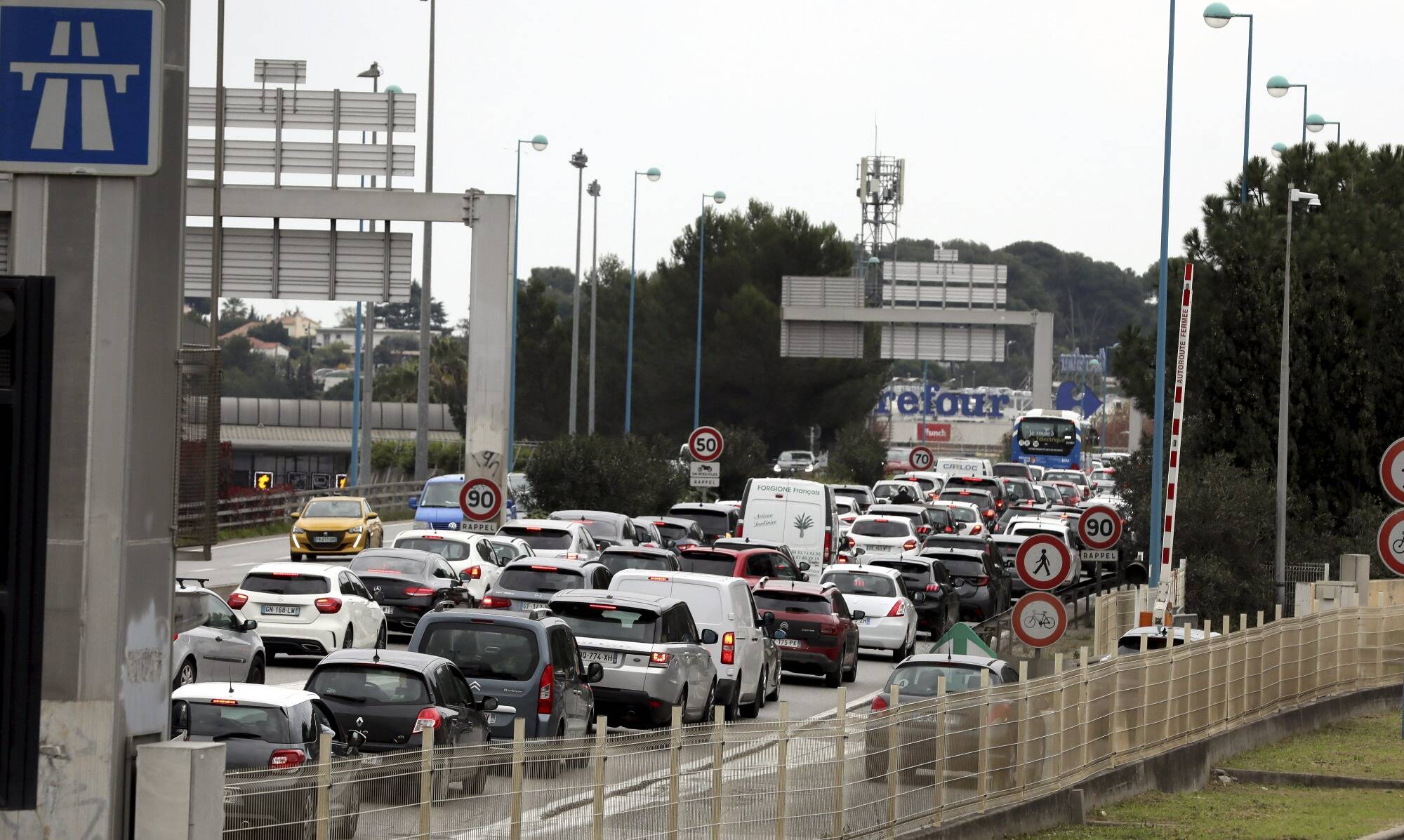 Accident sur l'A8 à hauteur des Adrets, en direction de Nice: une voiture sur le toit, un blessé léger