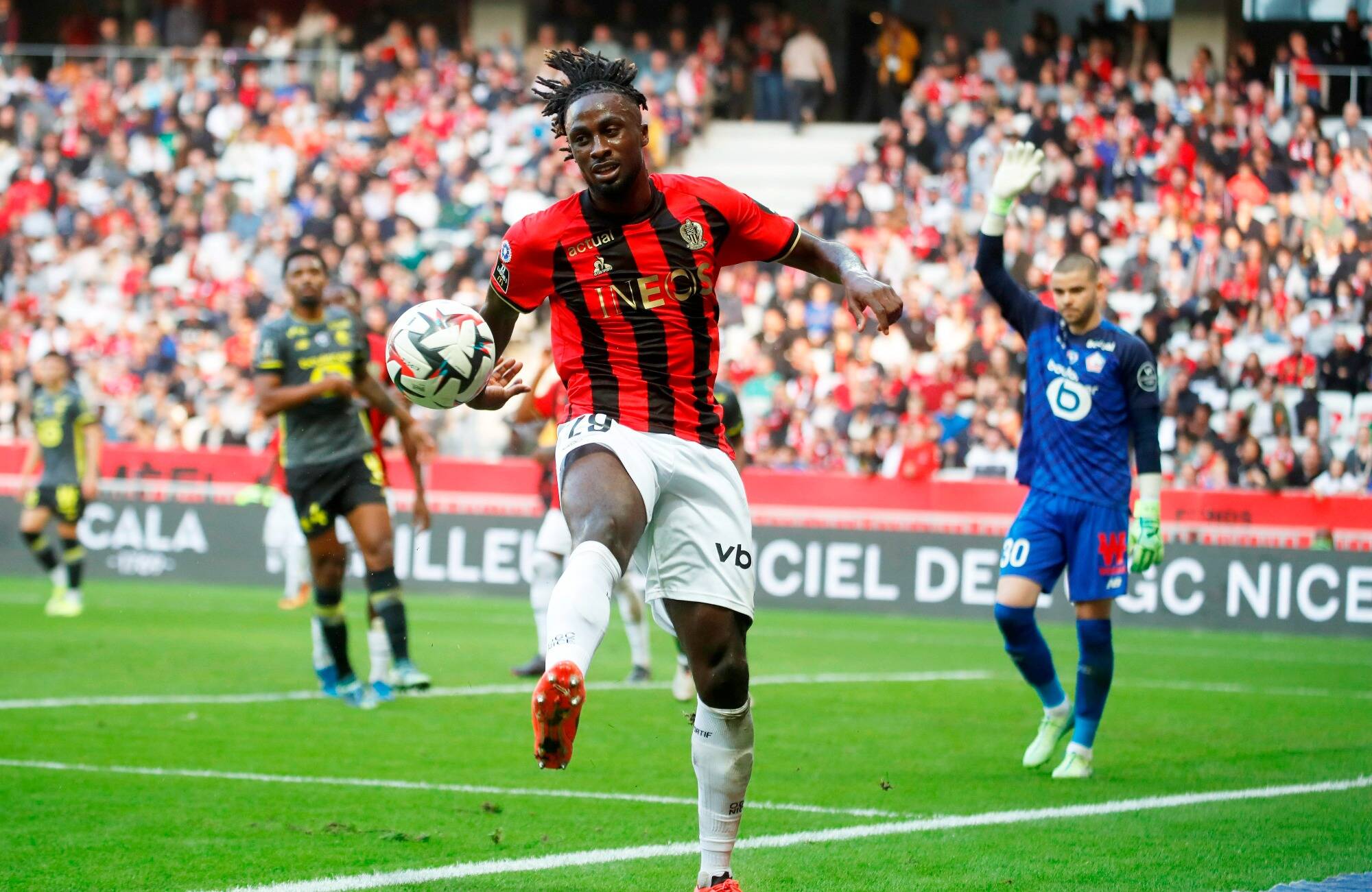 Le meilleur buteur de l'OGC Nice sur le banc... Comment expliquer le déclassement d'Evann Guessand?