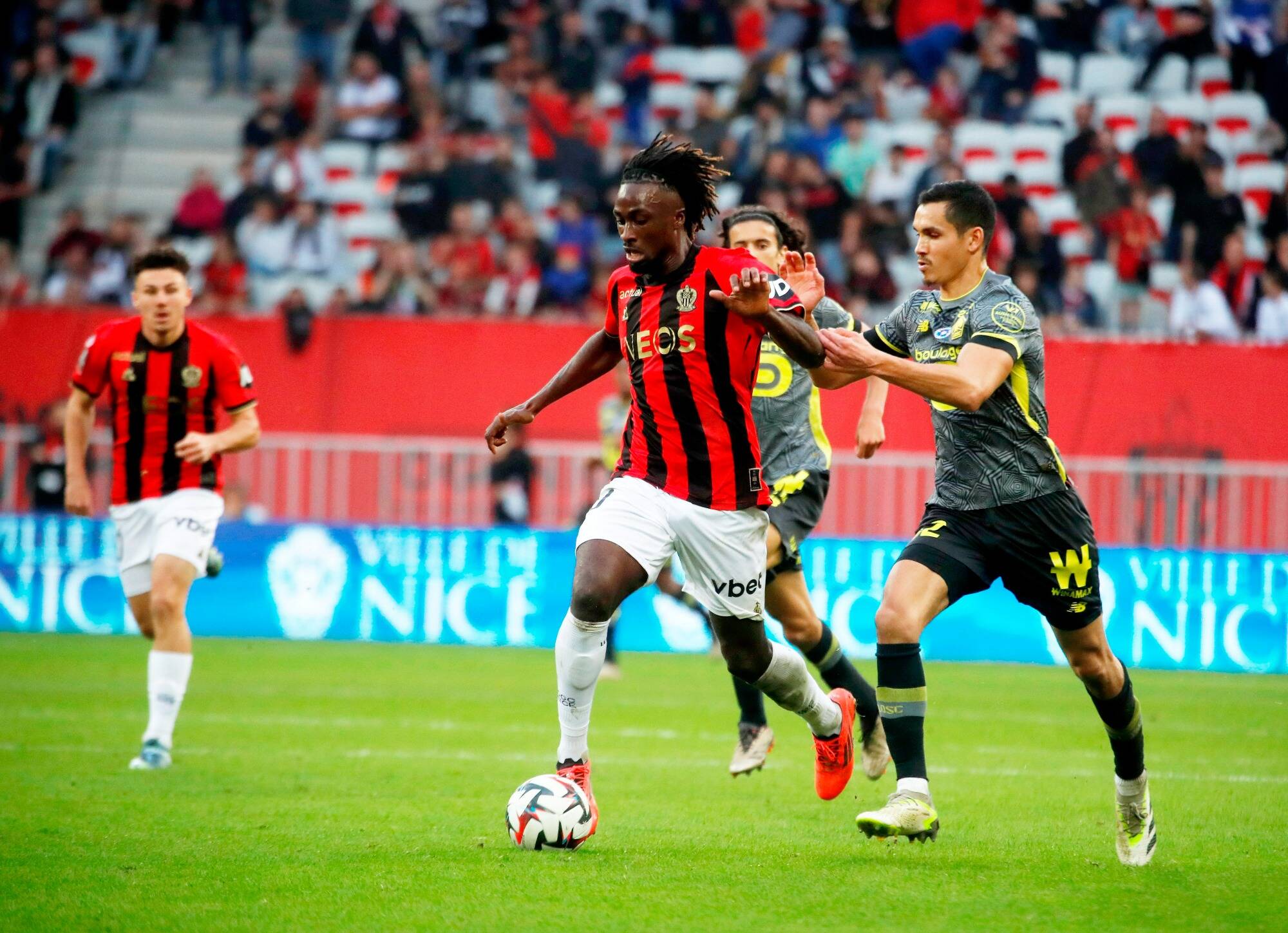 L'attaquant de l'OGC Nice Evann Guessand prend la direction d'Aston Villa
