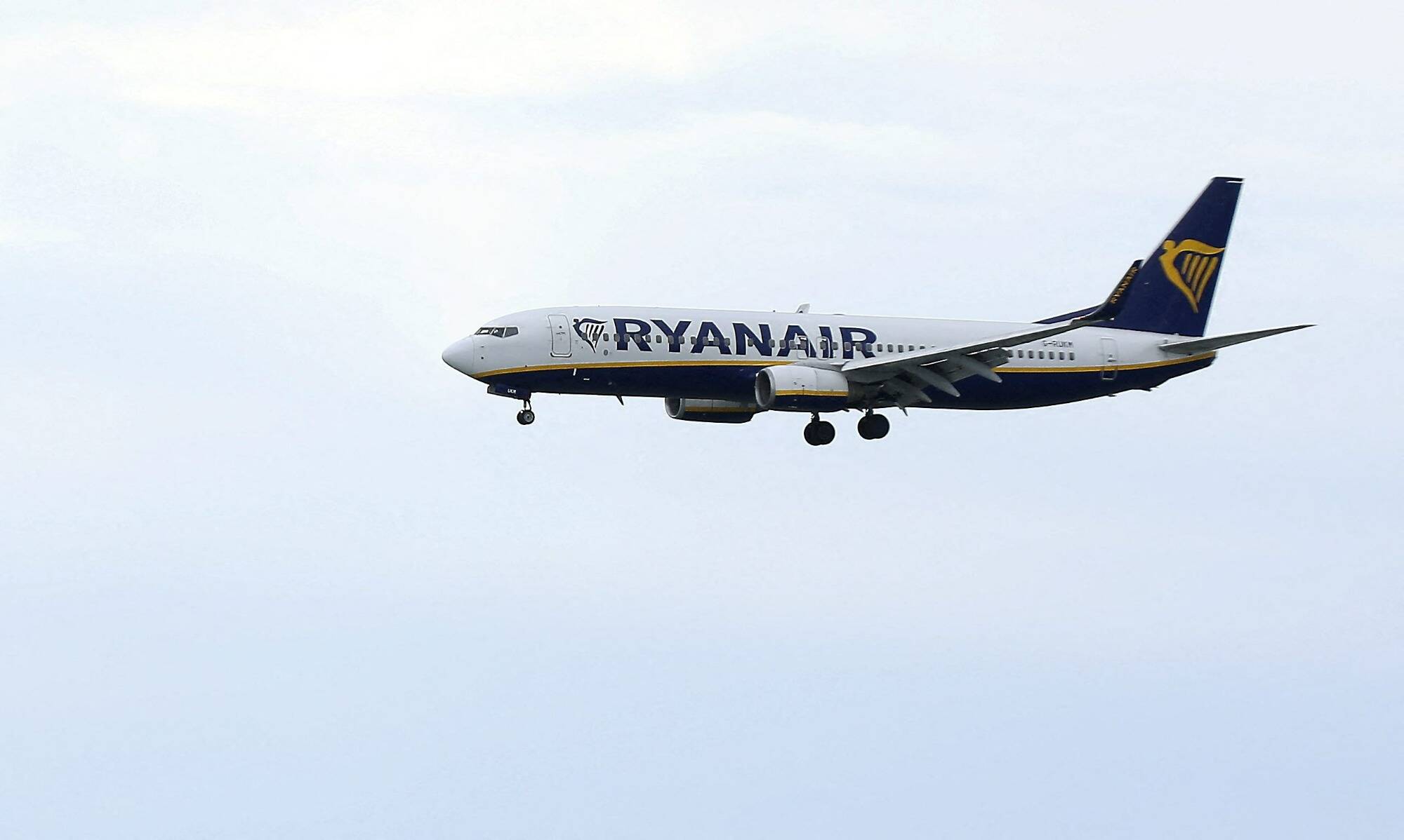 25 lignes annulées, 3 aéroports plus desservis... Que se passe-t-il avec la compagnie aérienne Ryanair en France?