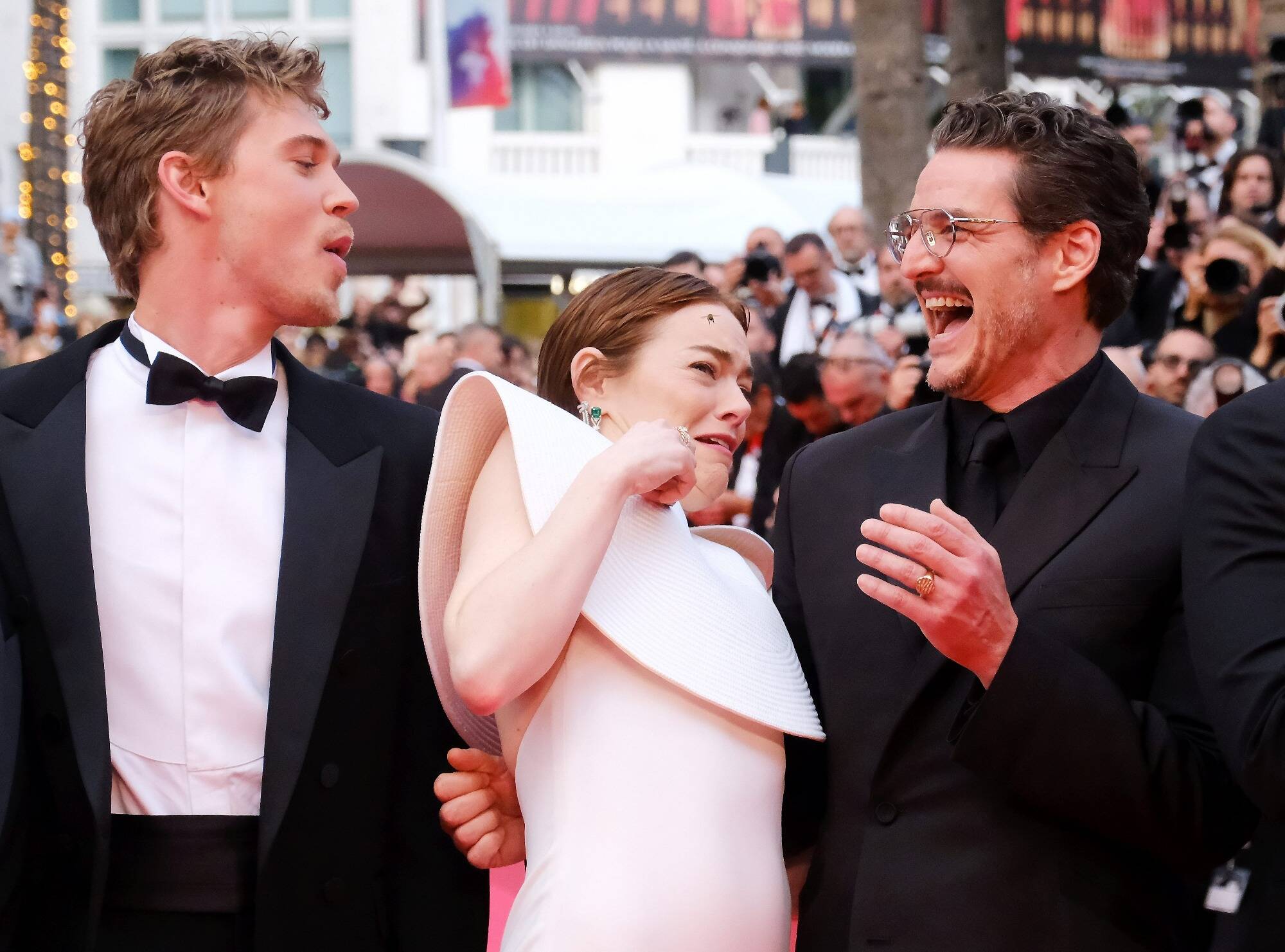 78e Festival de Cannes: nos photos d'Emma Stone effrayée par une abeille sur le tapis rouge, avec Austin Butler et Pedro Pascal hilares, ont tout pour devenir cultes