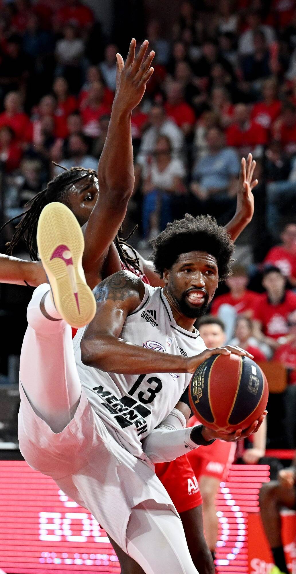 Le pivot américain Kevarrius Hayes, première recrue de l'AS Monaco Basket