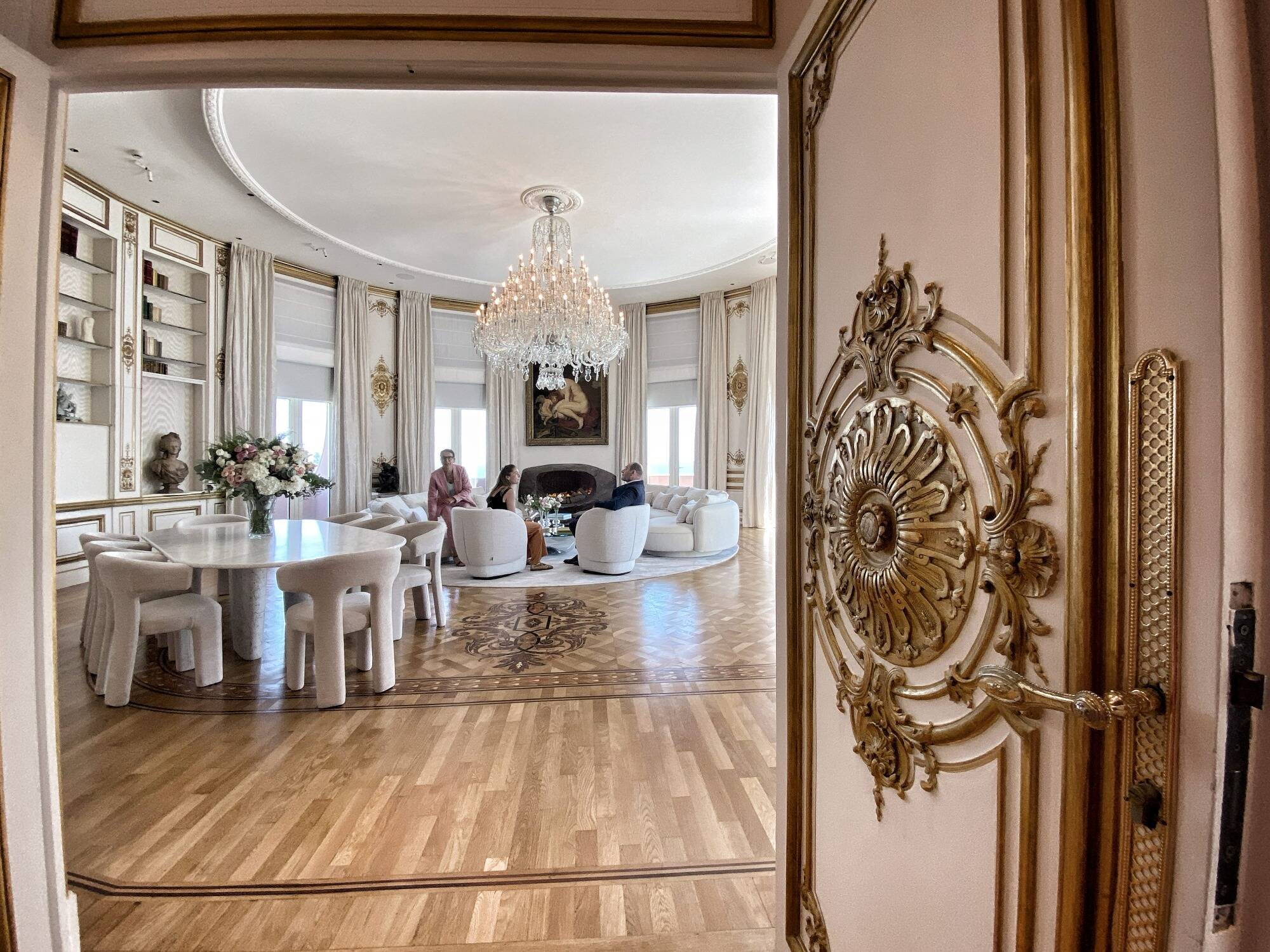 25.000 euros la nuit pour 400m2 de luxe, un jacuzzi, des tableaux de maîtres... on a visité en exclusivité l'incroyable nouvelle suite du Negresco