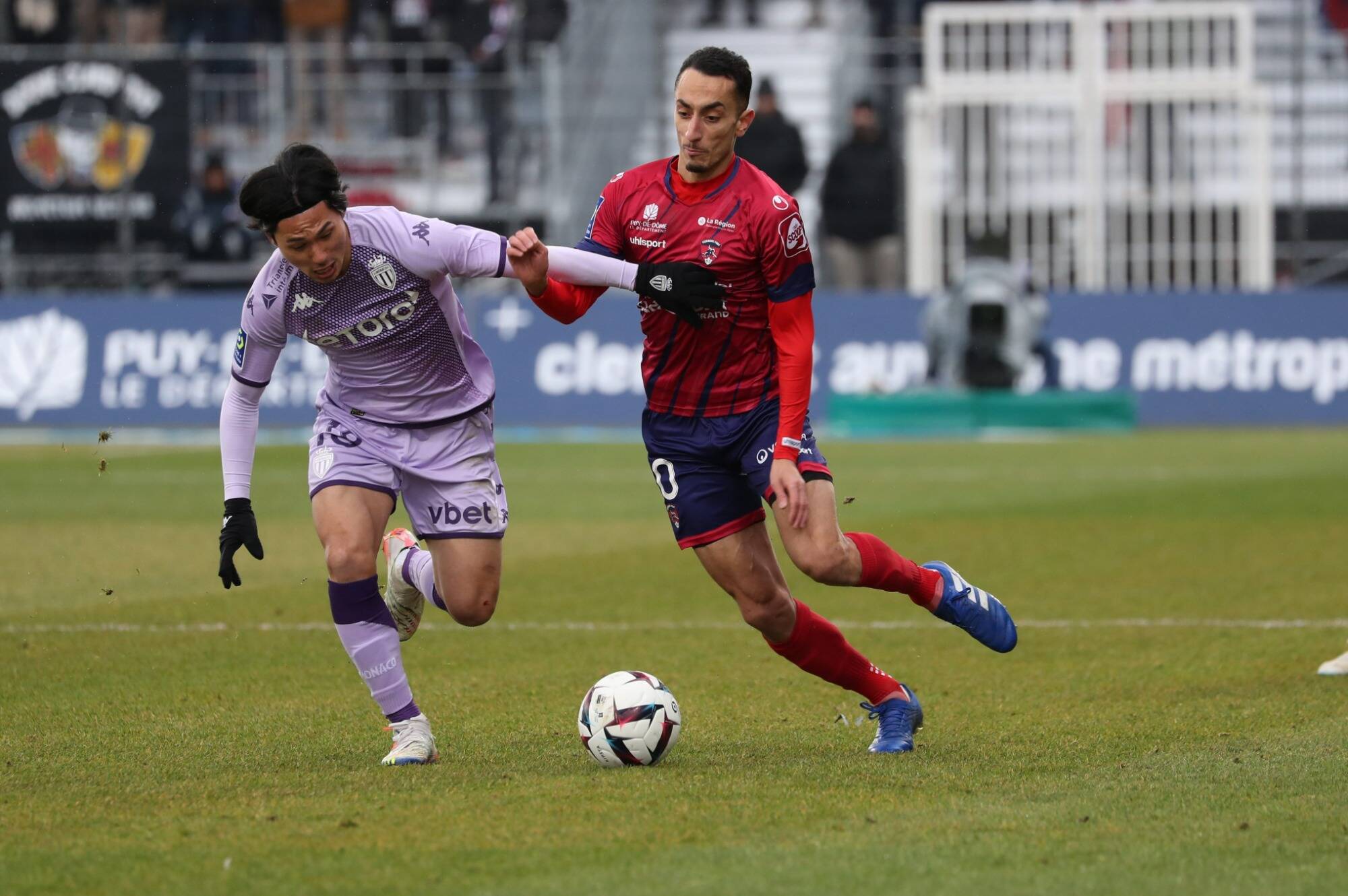 L'AS Monaco s'impose à Clermont (0-2) et revient provisoirement à un point du podium