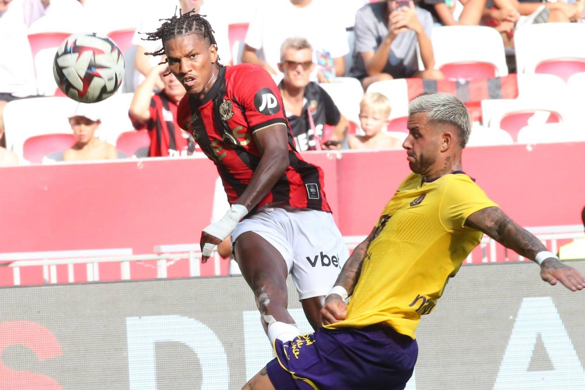 Le milieu de l'OGC Nice Hicham Boudaoui blessé au genou et absent plusieurs semaines