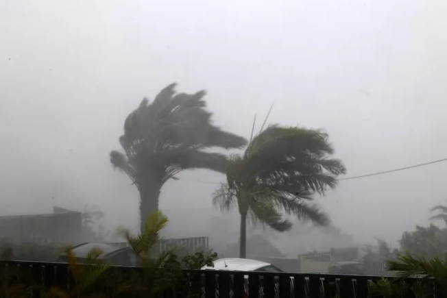 Les terrifiantes images du cyclone Chido, qui a dévasté Mayotte et fait deux morts, avec des vents soufflant jusqu'à 230 km/h