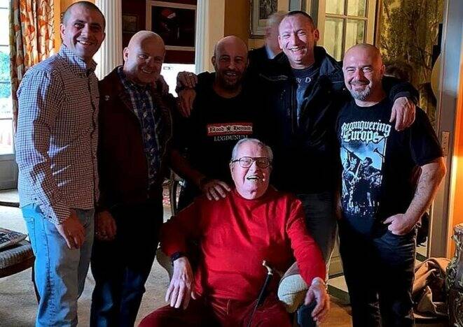 Jean-Marie Le Pen filmé en train de chanter avec des musiciens proches de la sphère néonazie