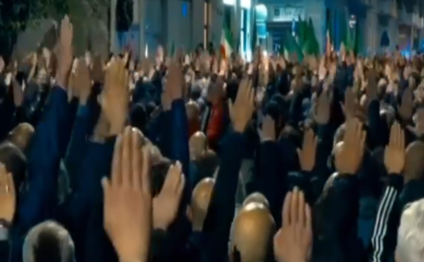 Sur plusieurs vidéos on voit des militants alignés dans les rues de Milan, effectuant des salut fascistes en portant des flambeaux.