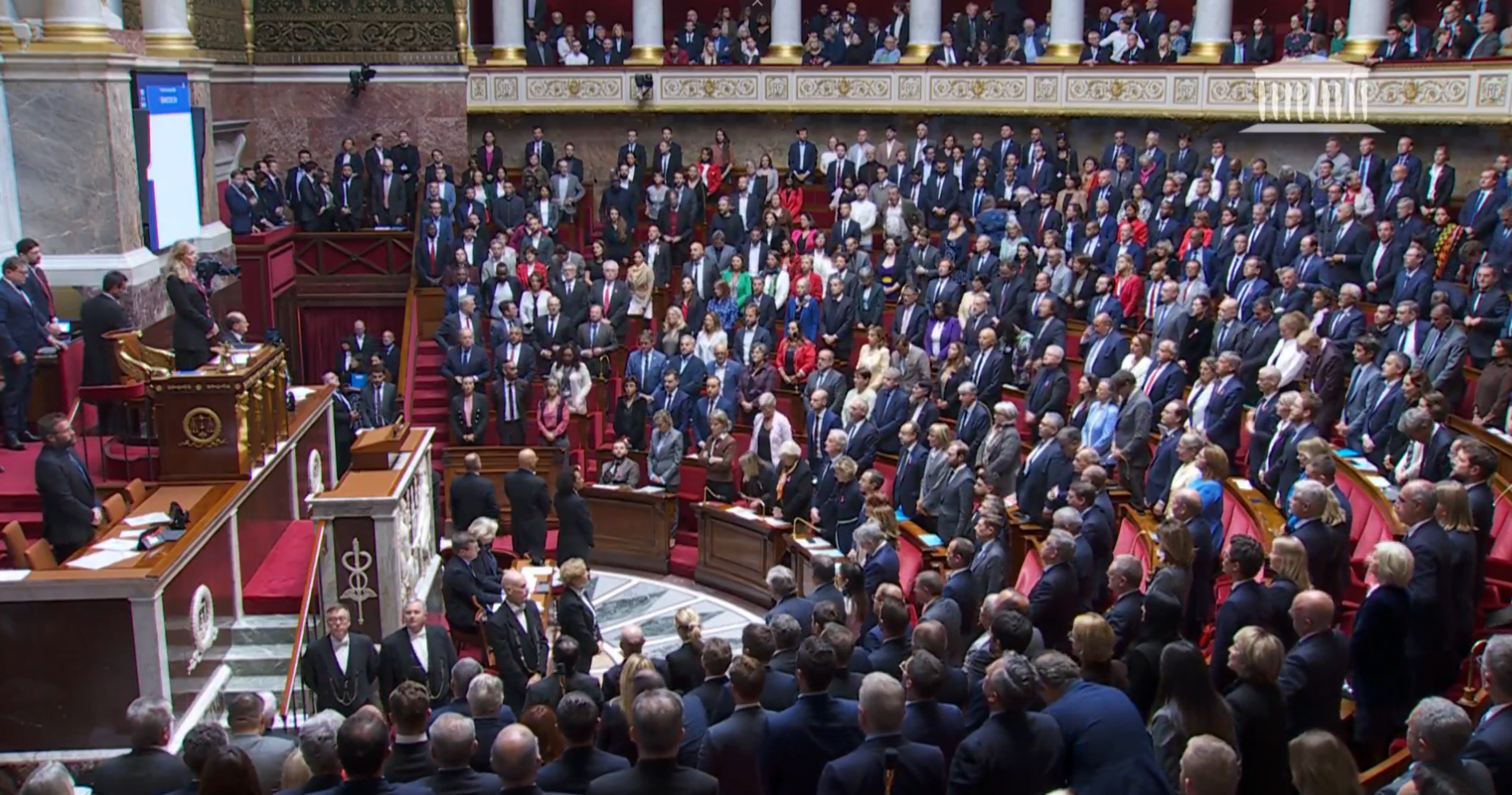 Meurtre de Philippine: les images de la minute de silence observée à l'Assemblée Nationale, en hommage à la jeune étudiante tuée et violée